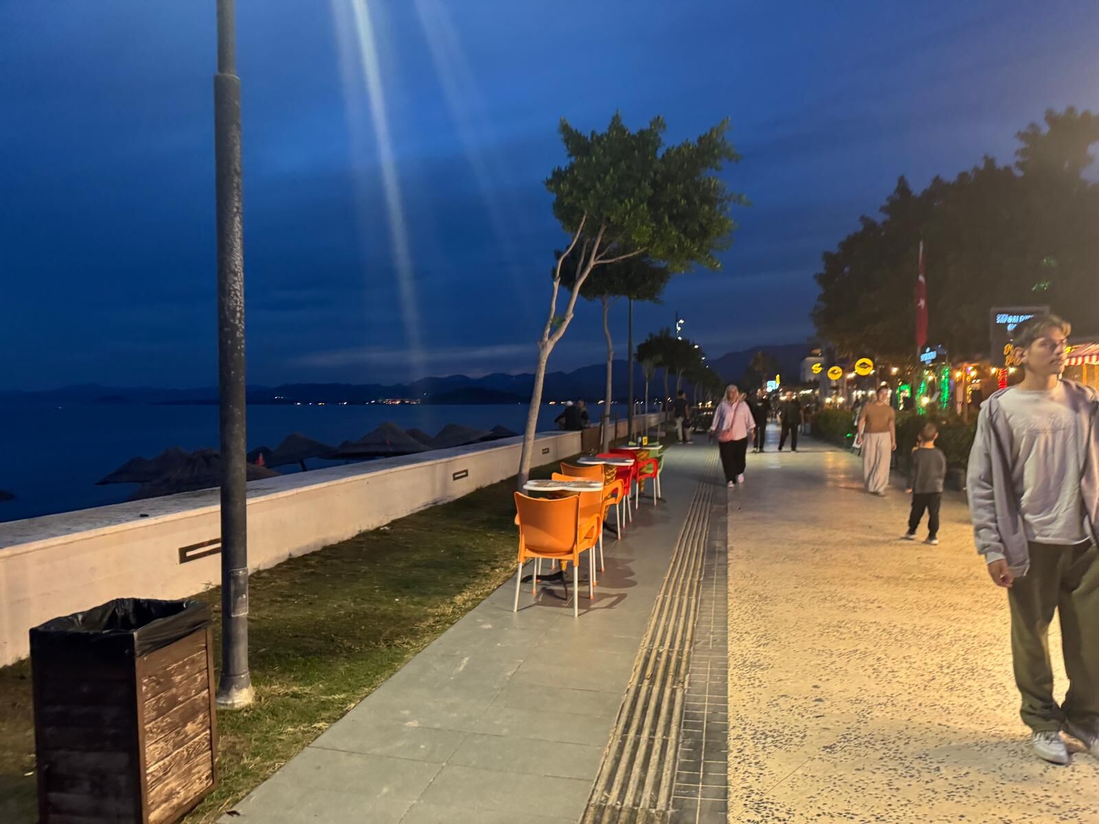 Çalış Sahili’nde Deniz Kenarında Masa ve Sandalye İşgali Yeniden Başladı