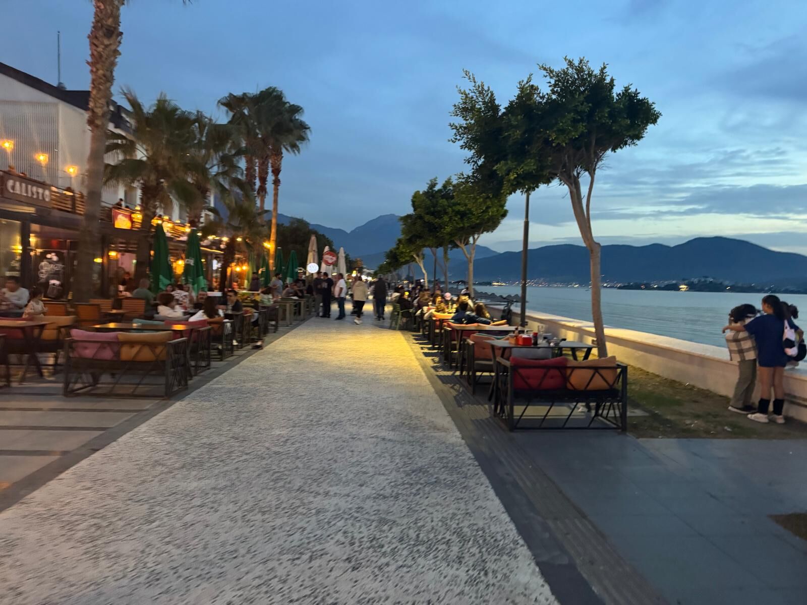 Çalış Sahili’nde Deniz Kenarında Masa ve Sandalye İşgali Yeniden Başladı
