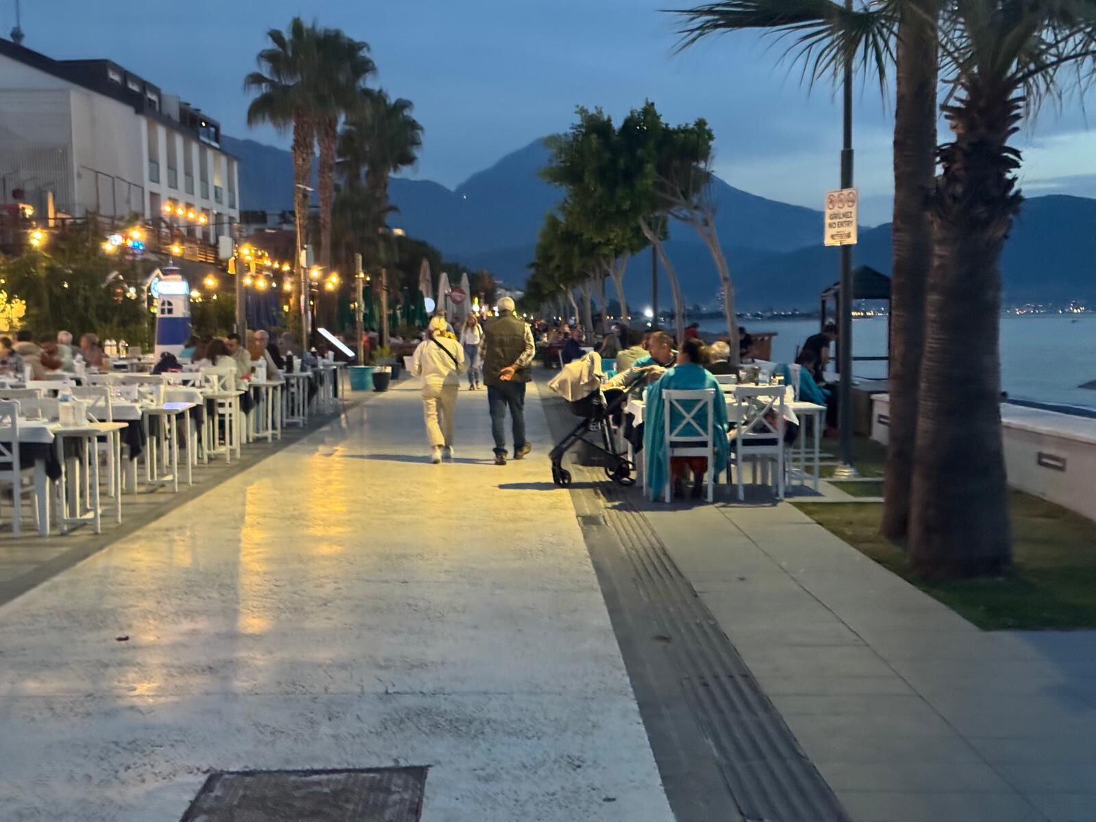 Çalış Sahili’nde Deniz Kenarında Masa ve Sandalye İşgali Yeniden Başladı