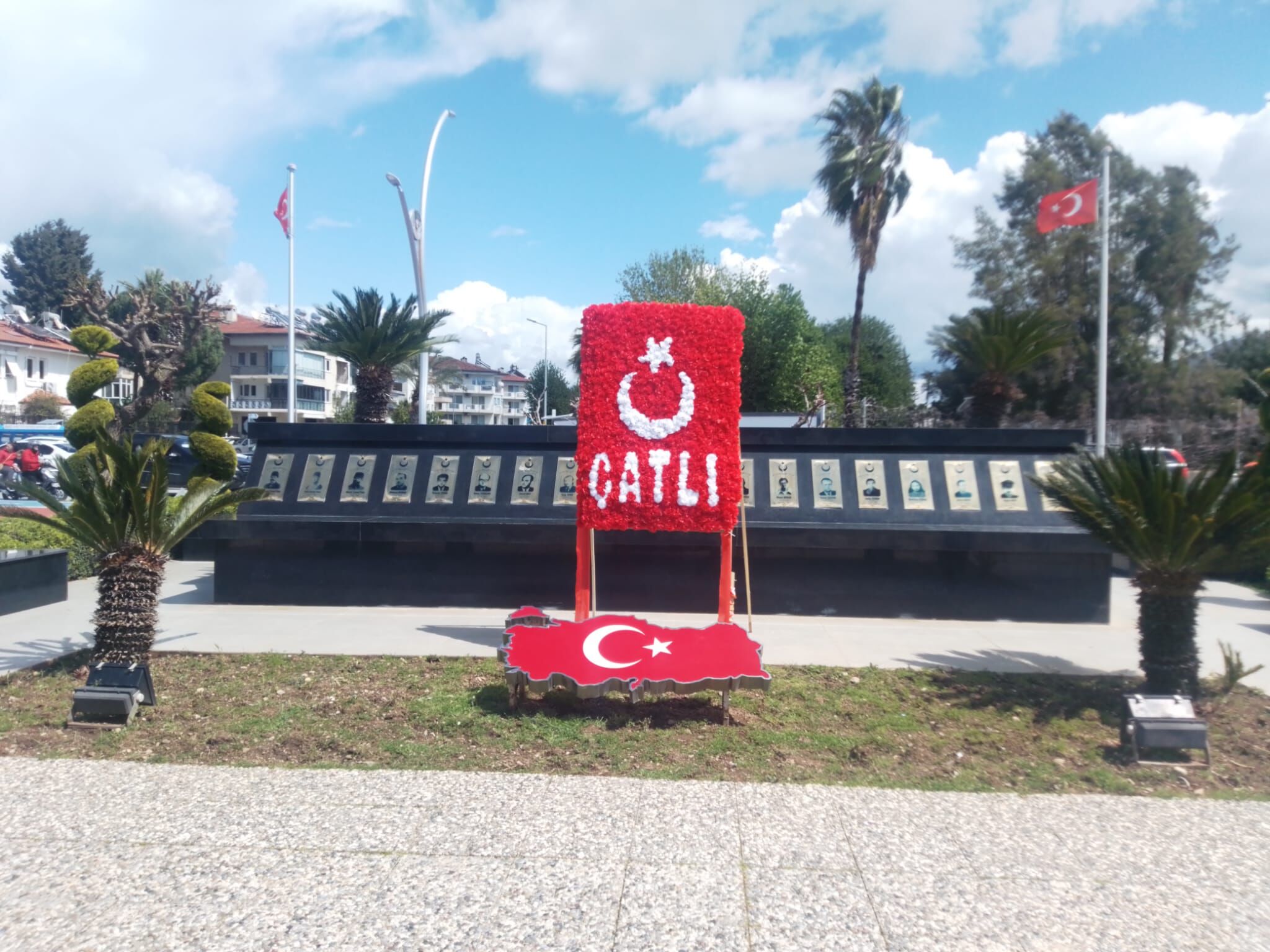'Çatlı' Ailesi, Fethiye'deki Türk Diplomatlar Saygı Anıtını Ziyaret Etti