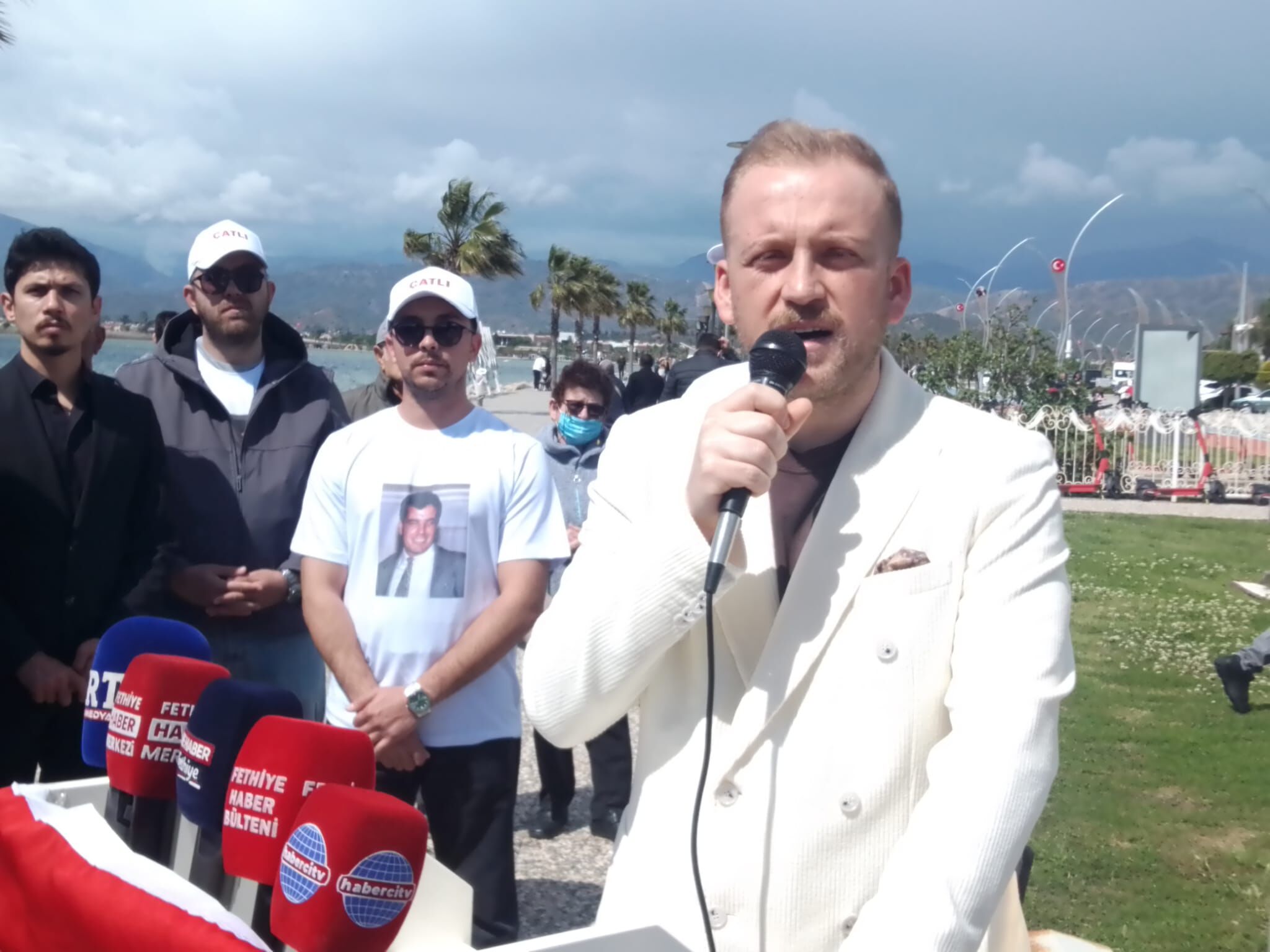 'Çatlı' Ailesi, Fethiye'deki Türk Diplomatlar Saygı Anıtını Ziyaret Etti
