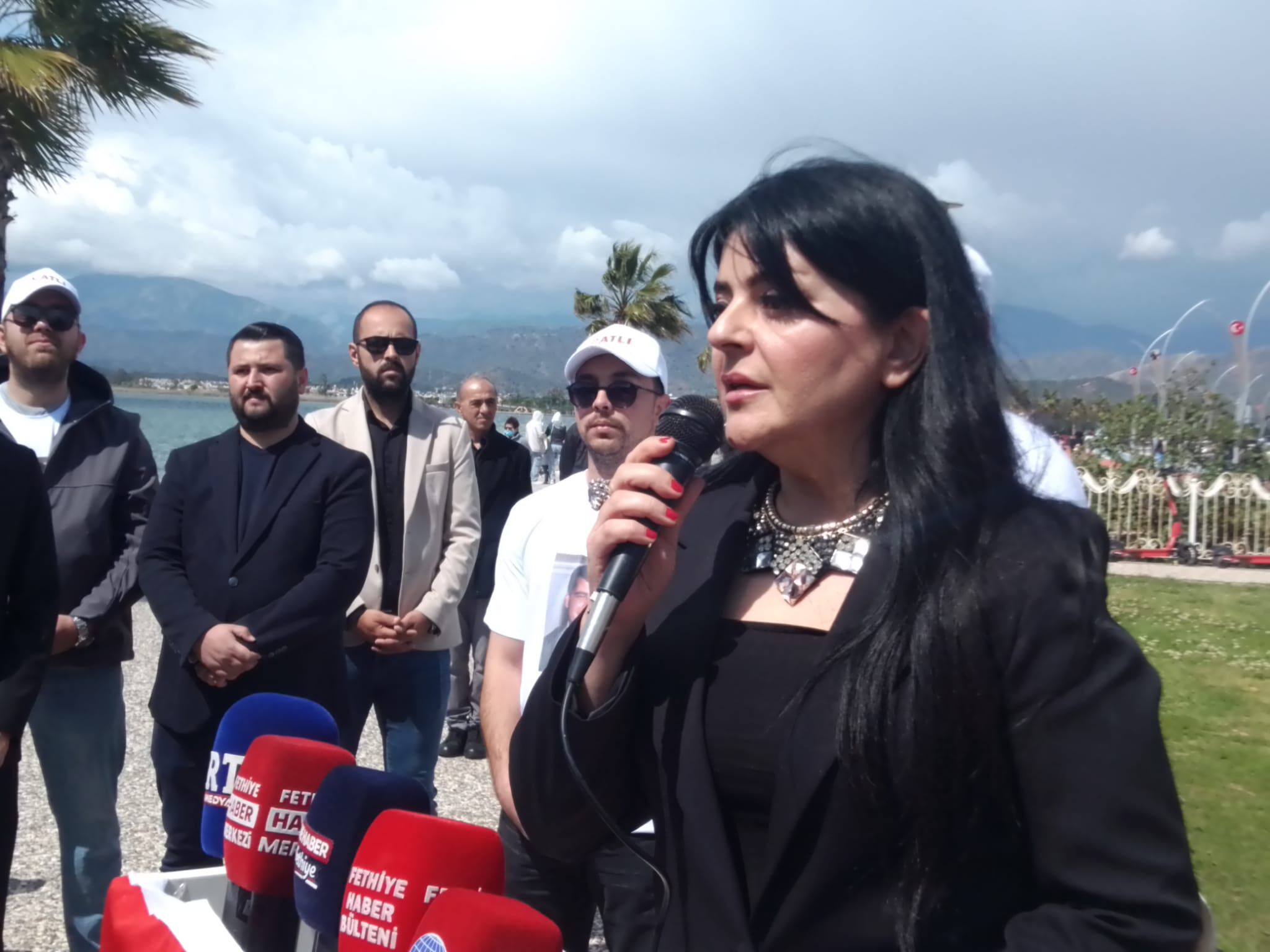 'Çatlı' Ailesi, Fethiye'deki Türk Diplomatlar Saygı Anıtını Ziyaret Etti
