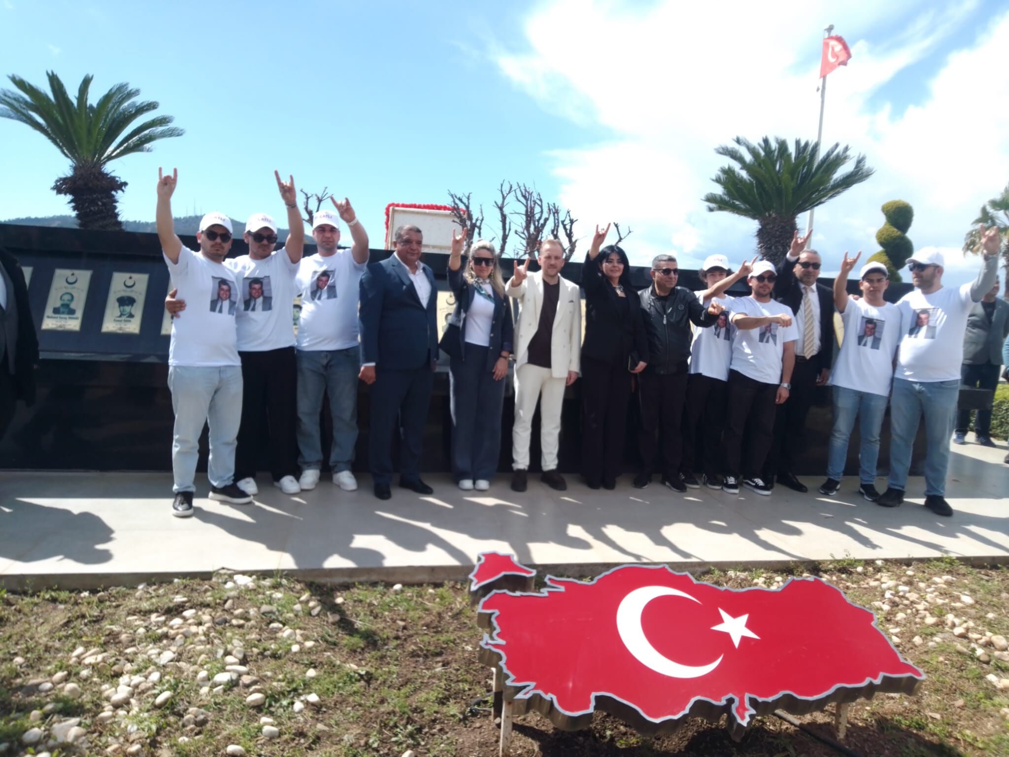'Çatlı' Ailesi, Fethiye'deki Türk Diplomatlar Saygı Anıtını Ziyaret Etti
