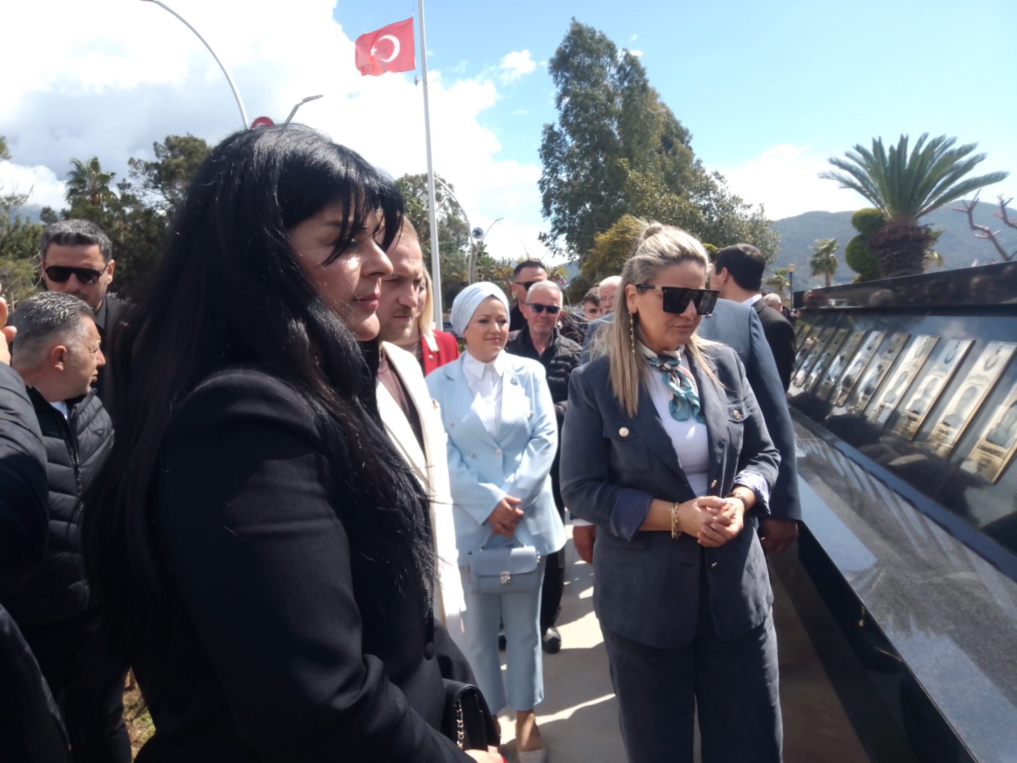 'Çatlı' Ailesi, Fethiye'deki Türk Diplomatlar Saygı Anıtını Ziyaret Etti