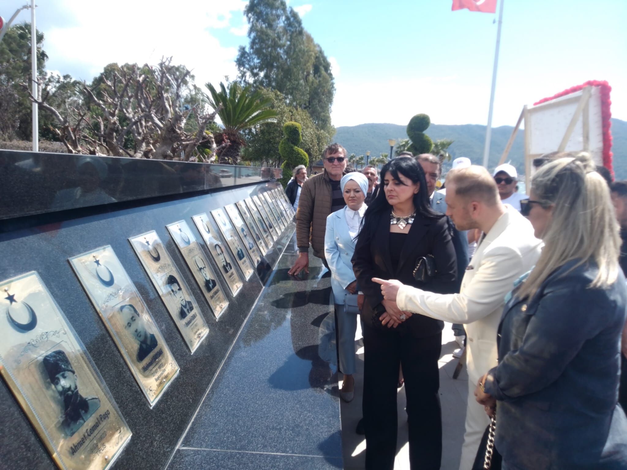 'Çatlı' Ailesi, Fethiye'deki Türk Diplomatlar Saygı Anıtını Ziyaret Etti