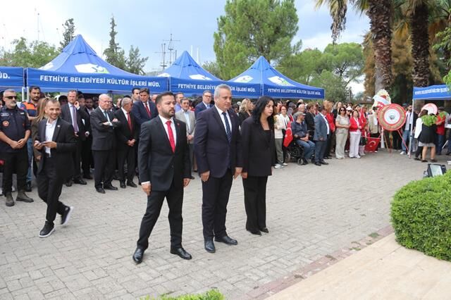 CHP Fethiye’den Cumhuriyet Meydanı’nda Alternatif Çelenk Töreni