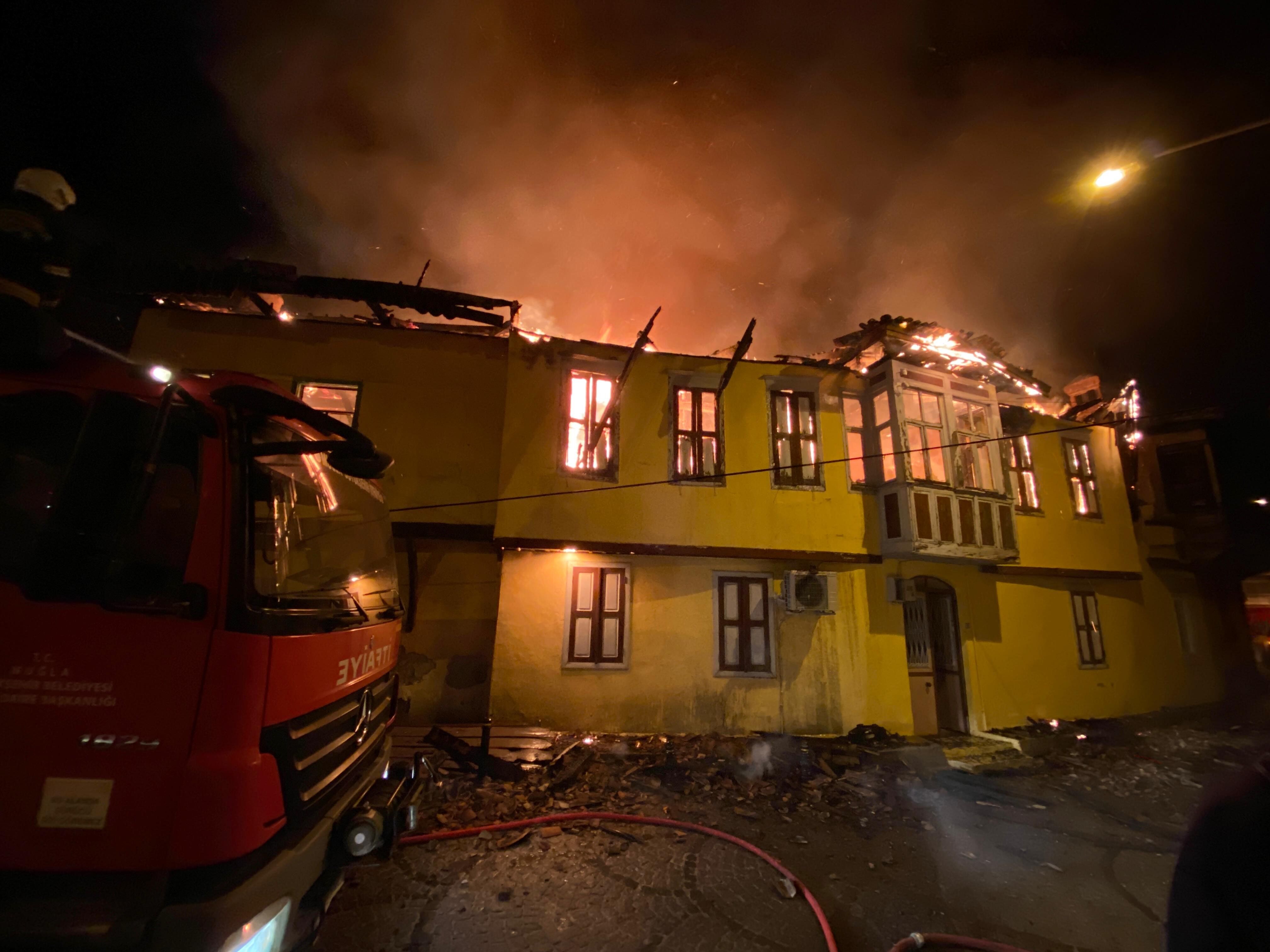 Milas'ta Geceyi Alevler Aydınlattı