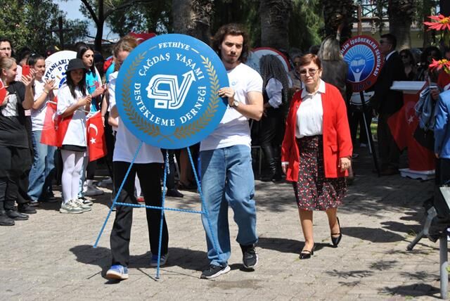 Cumhuriyet Meydanı'nda Çelenk Sunma Töreni Gerçekleştirildi