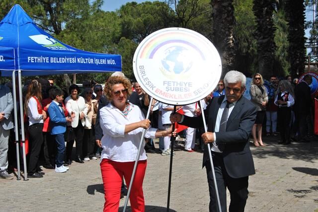 Cumhuriyet Meydanı'nda Çelenk Sunma Töreni Gerçekleştirildi