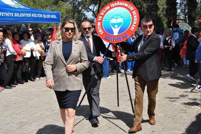 Cumhuriyet Meydanı'nda Çelenk Sunma Töreni Gerçekleştirildi