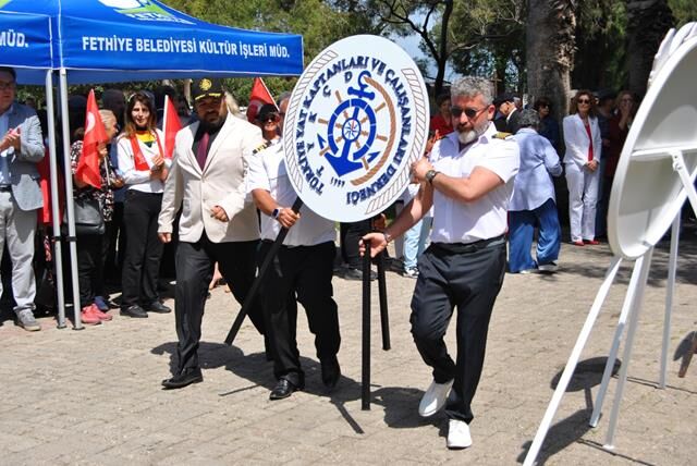 Cumhuriyet Meydanı'nda Çelenk Sunma Töreni Gerçekleştirildi
