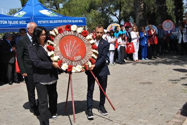Cumhuriyet Meydanı'nda Çelenk Sunma Töreni Gerçekleştirildi