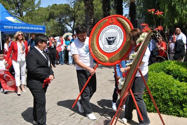 Cumhuriyet Meydanı'nda Çelenk Sunma Töreni Gerçekleştirildi