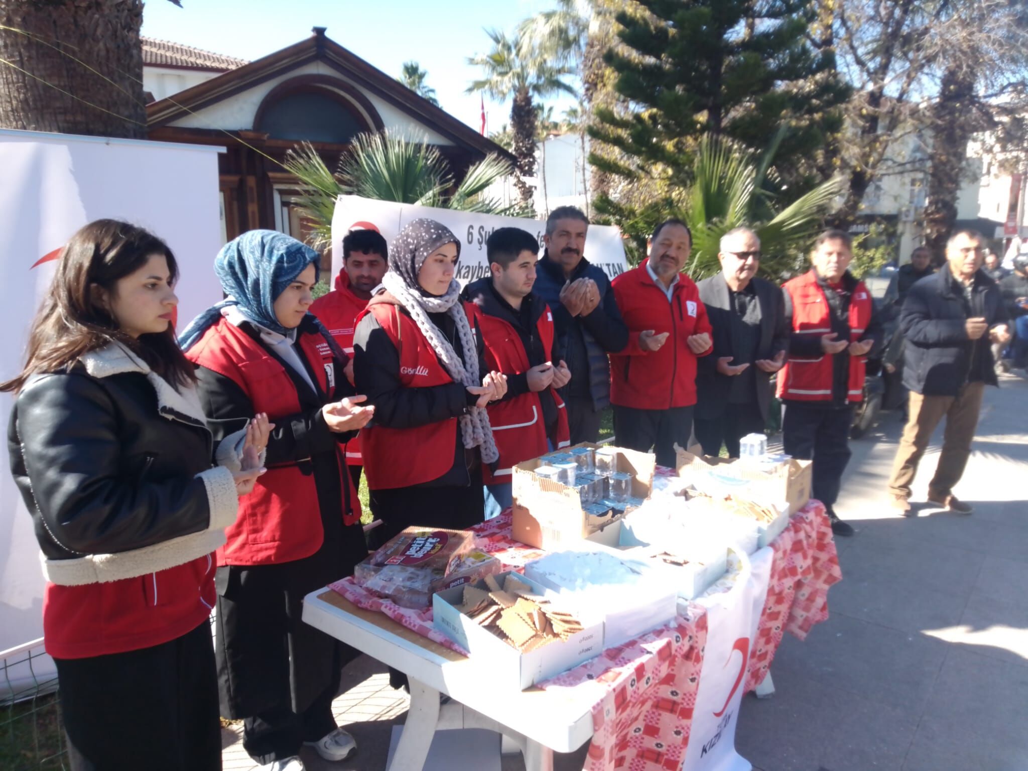 Depremin Yıldönümünde Kızılay İkramlarda Bulundu