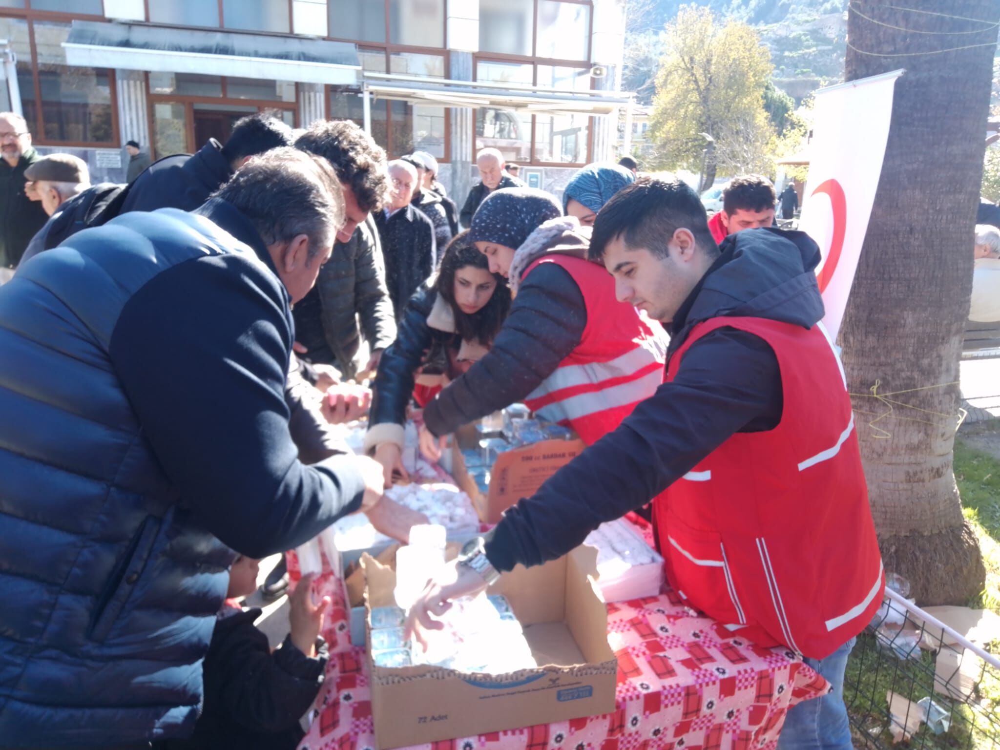 Depremin Yıldönümünde Kızılay İkramlarda Bulundu