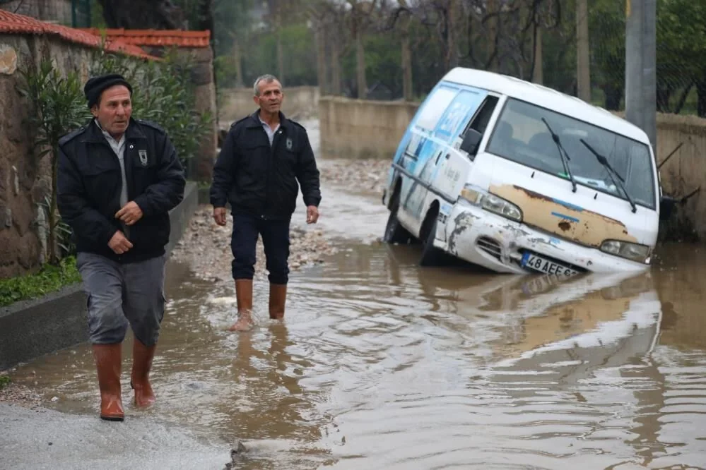 Dere Yatağında Mahsur Kalan Araçları Belediye Ekipleri Kurtardı