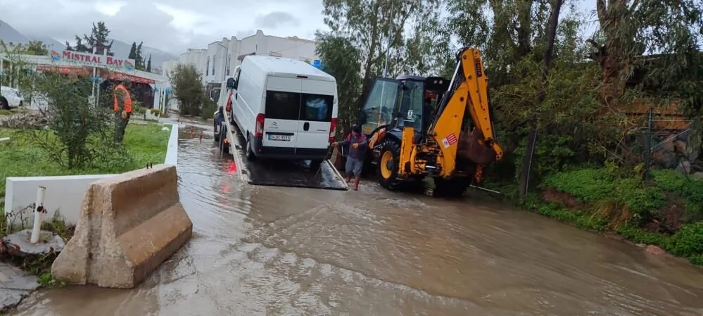 Dere Yatağında Mahsur Kalan Araçları Belediye Ekipleri Kurtardı