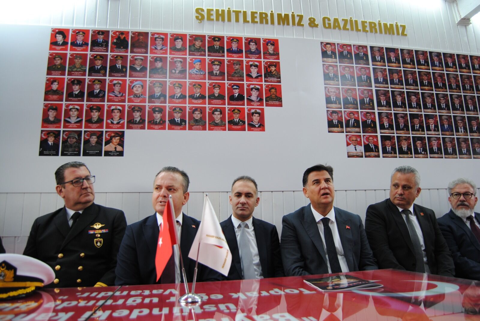 Dernek Binasında "Burada Siyaset Konuşulmaz" Yazısı Dikkat Çekti