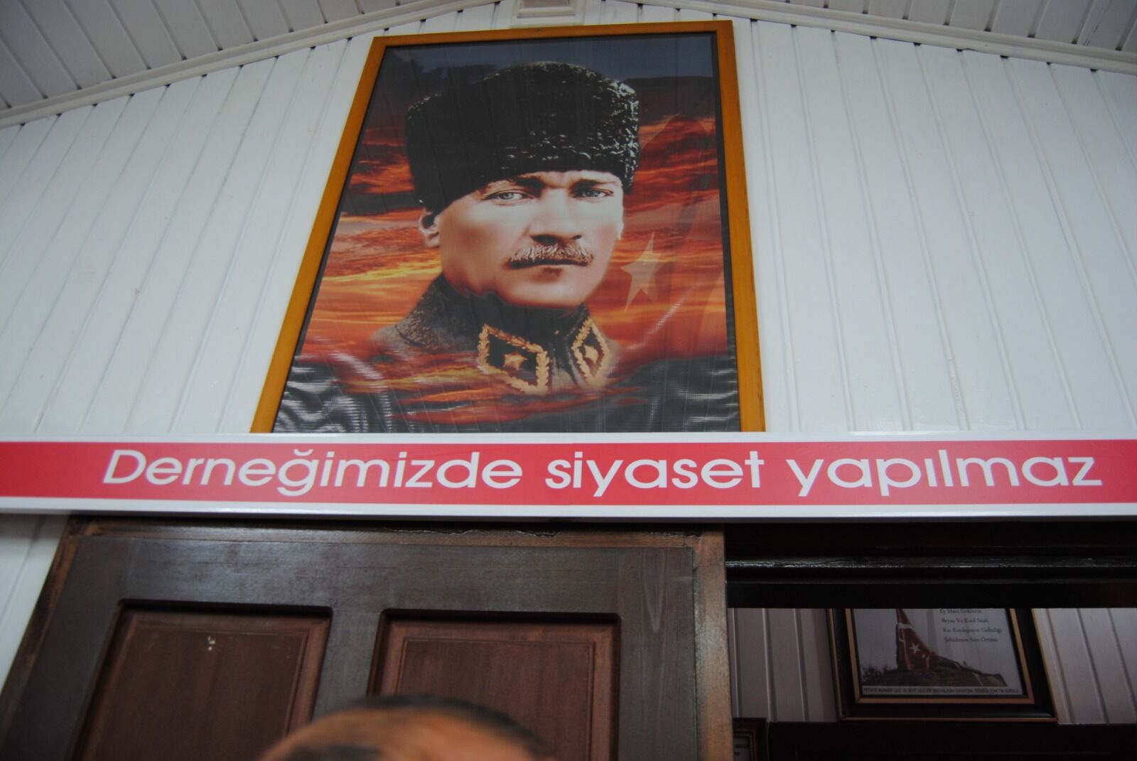 Dernek Binasında "Burada Siyaset Konuşulmaz" Yazısı Dikkat Çekti