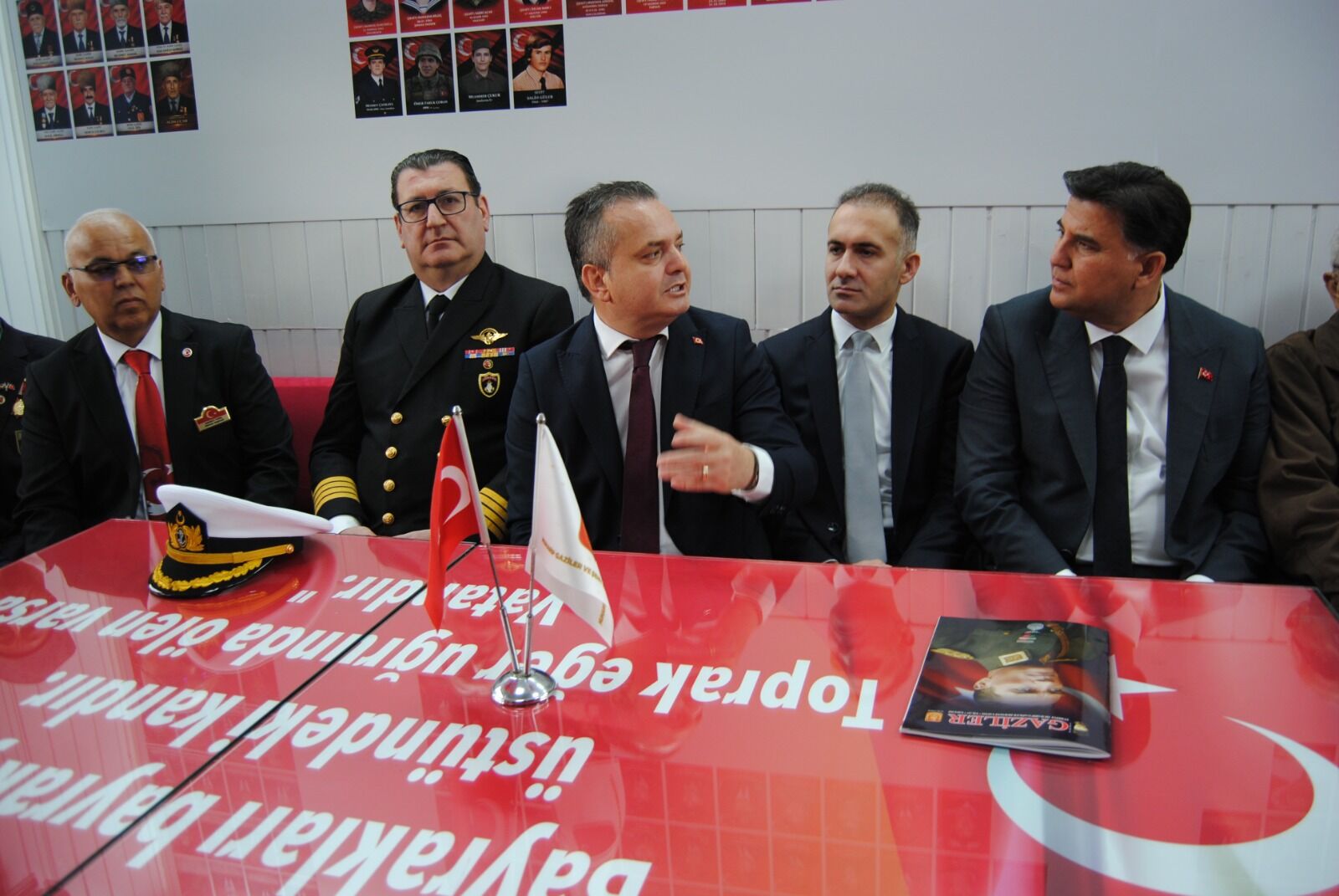 Dernek Binasında "Burada Siyaset Konuşulmaz" Yazısı Dikkat Çekti