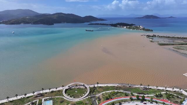 Fethiye Körfezi’nde Denizin Rengi Kahverengiye Döndü