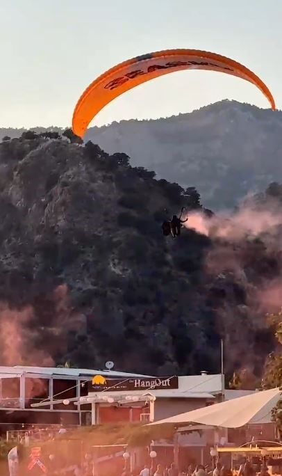 Doğacak Çocuklarının Cinsiyetini Gökyüzünde İlan Ettirdiler