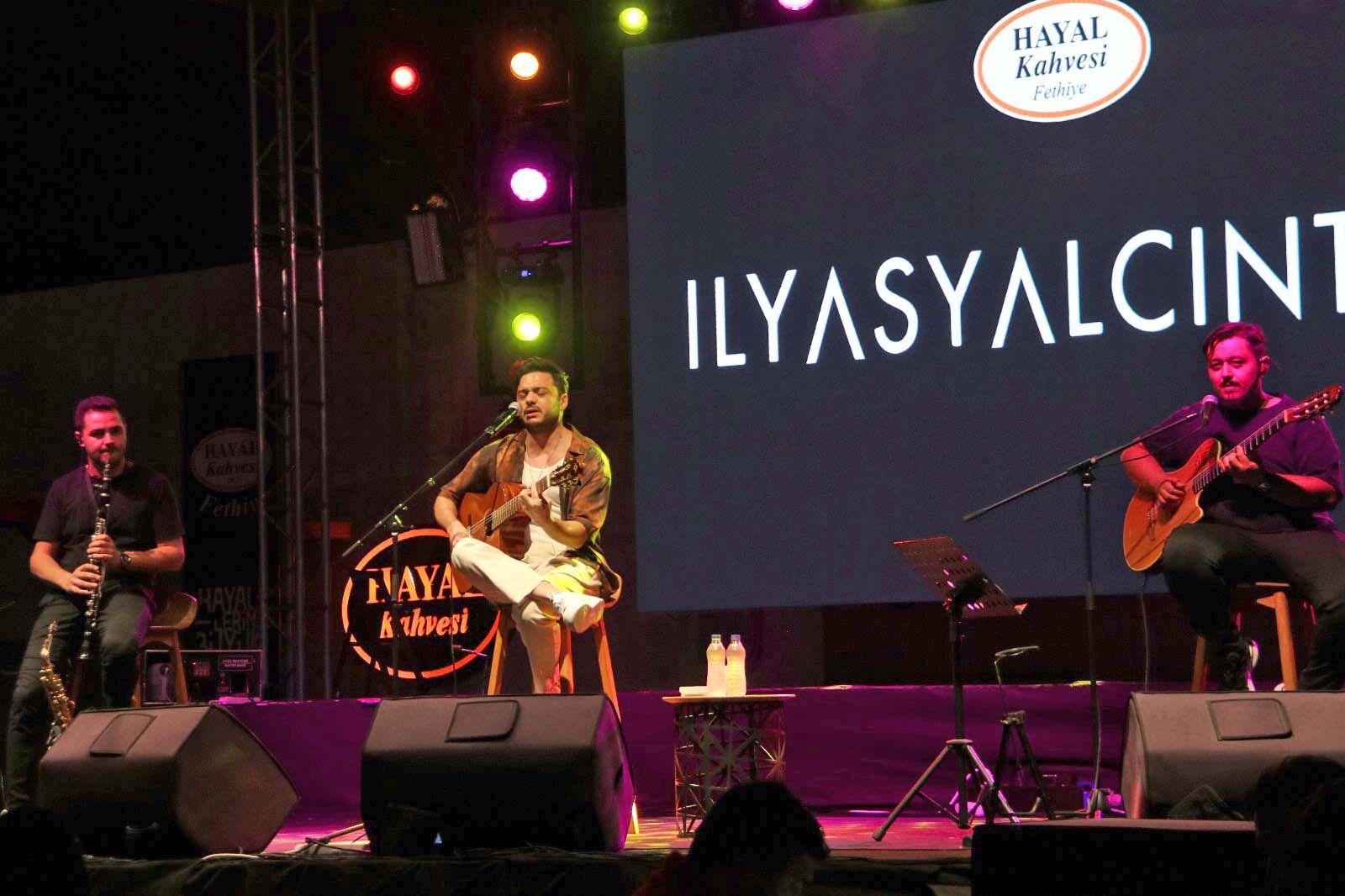 Hayal Kahvesi Fethiye’de İlyas Yalçıntaş Sahne Aldı