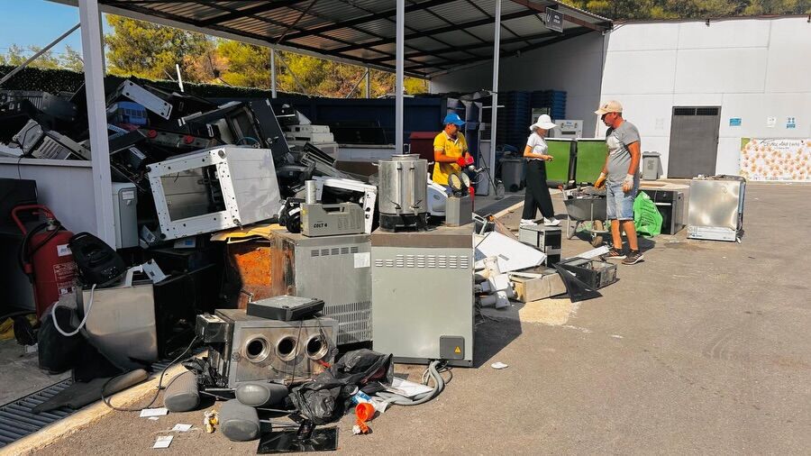 Fethiye Belediyesi'nden Geri Dönüşüme Büyük Katkı: 13,5 Ton Elektronik Atık ve Atık Pil Geri Kazandırıldı