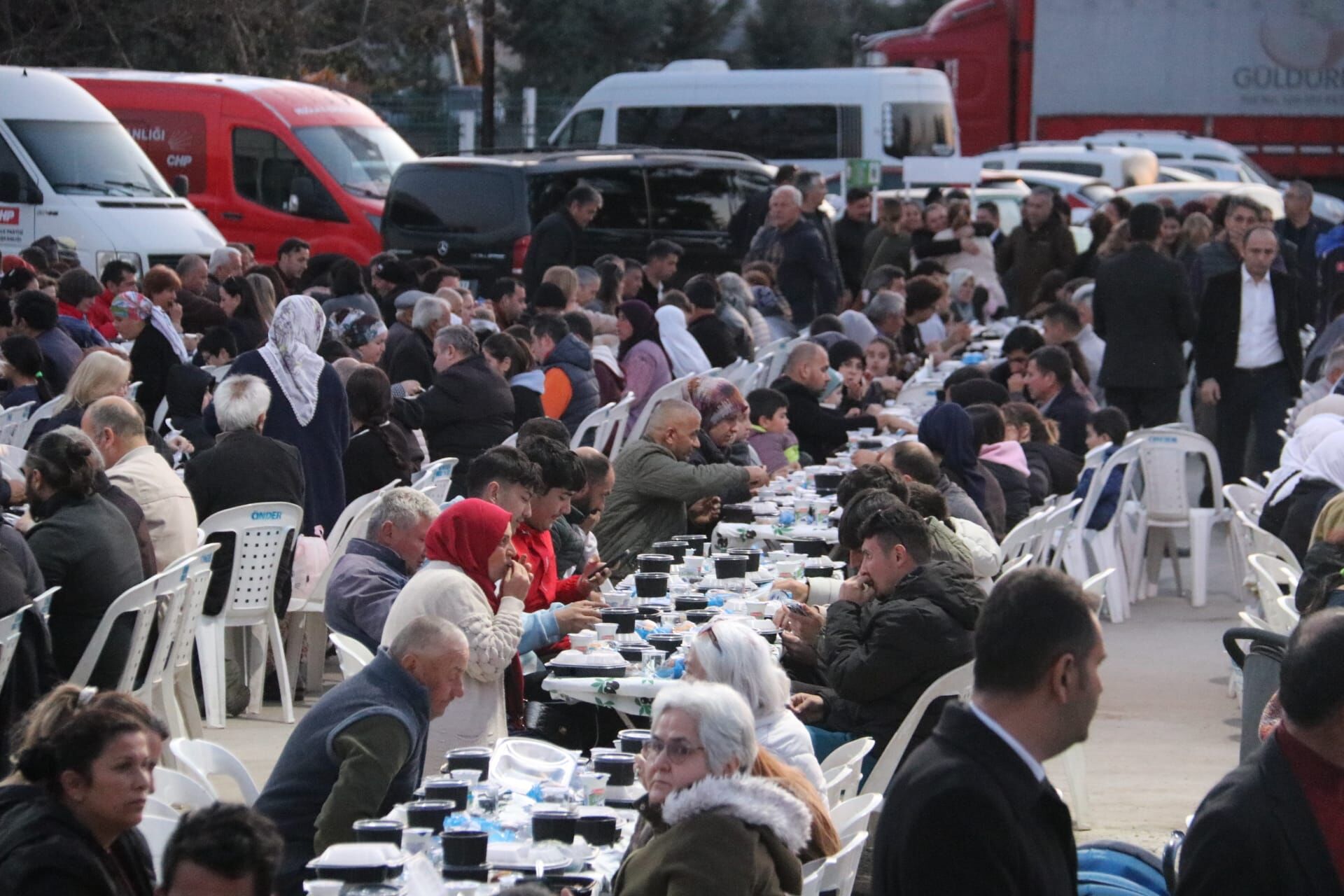 Esenköy’de Büyükşehir Belediyesinin İftar Sofrasında Yoğun Katılım