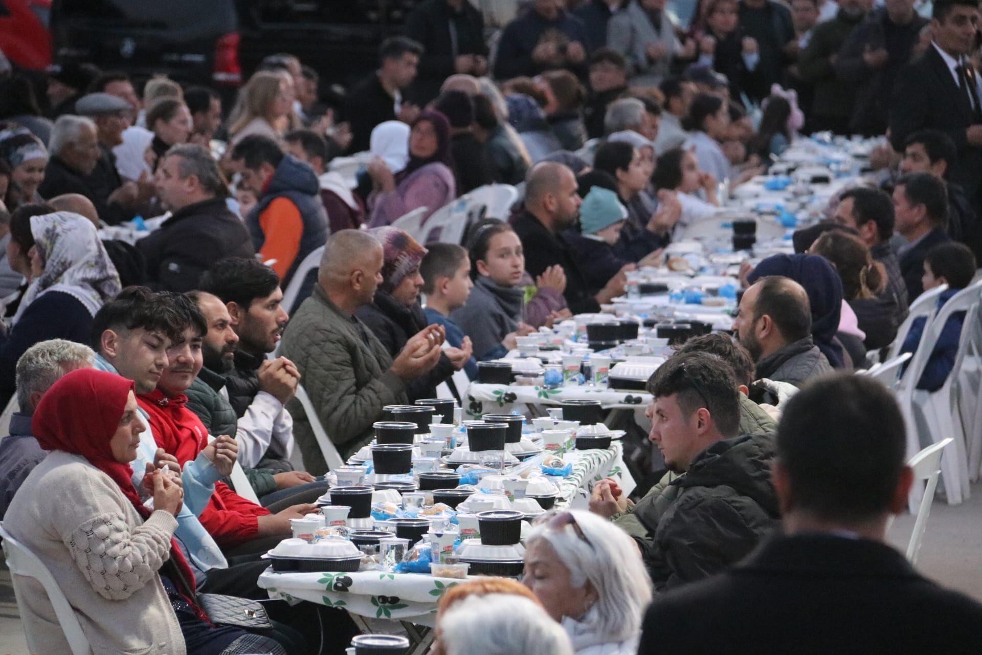 Esenköy’de Büyükşehir Belediyesinin İftar Sofrasında Yoğun Katılım