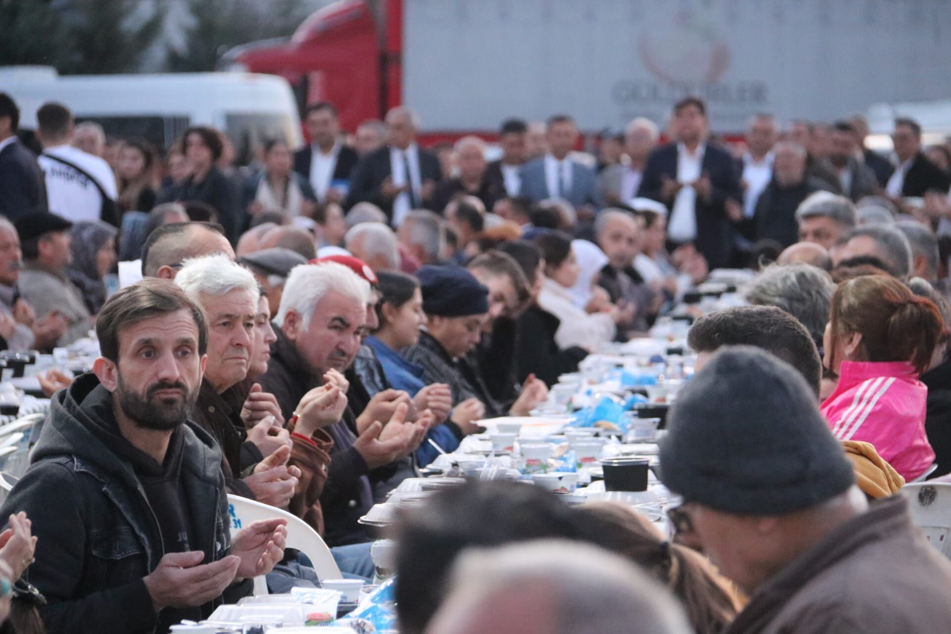 Esenköy’de Büyükşehir Belediyesinin İftar Sofrasında Yoğun Katılım