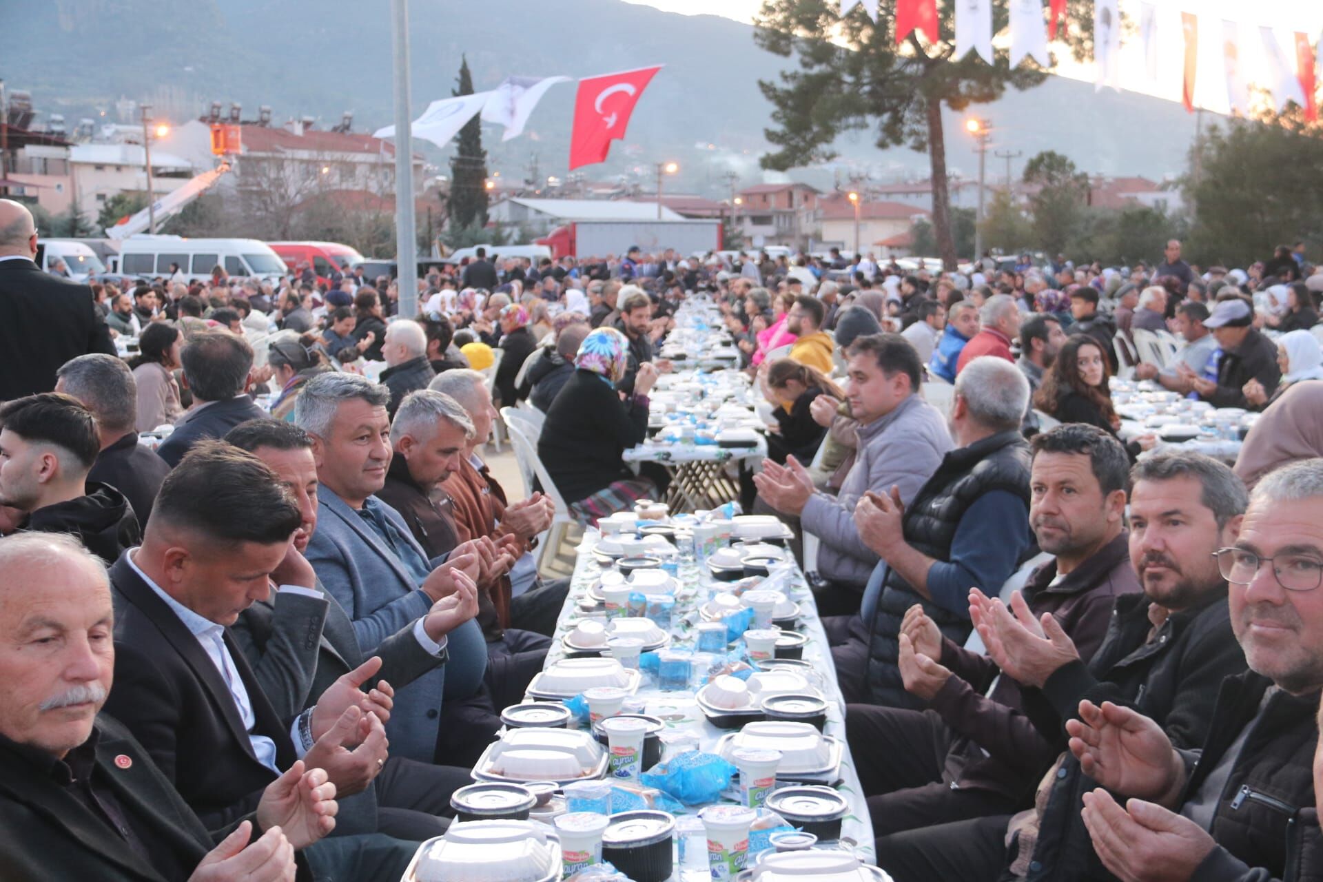 Esenköy’de Büyükşehir Belediyesinin İftar Sofrasında Yoğun Katılım