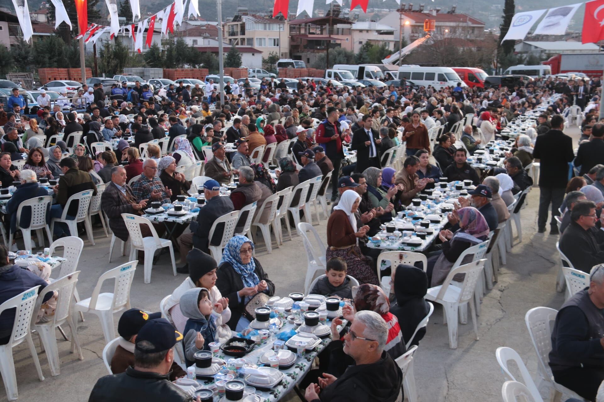 Esenköy’de Büyükşehir Belediyesinin İftar Sofrasında Yoğun Katılım