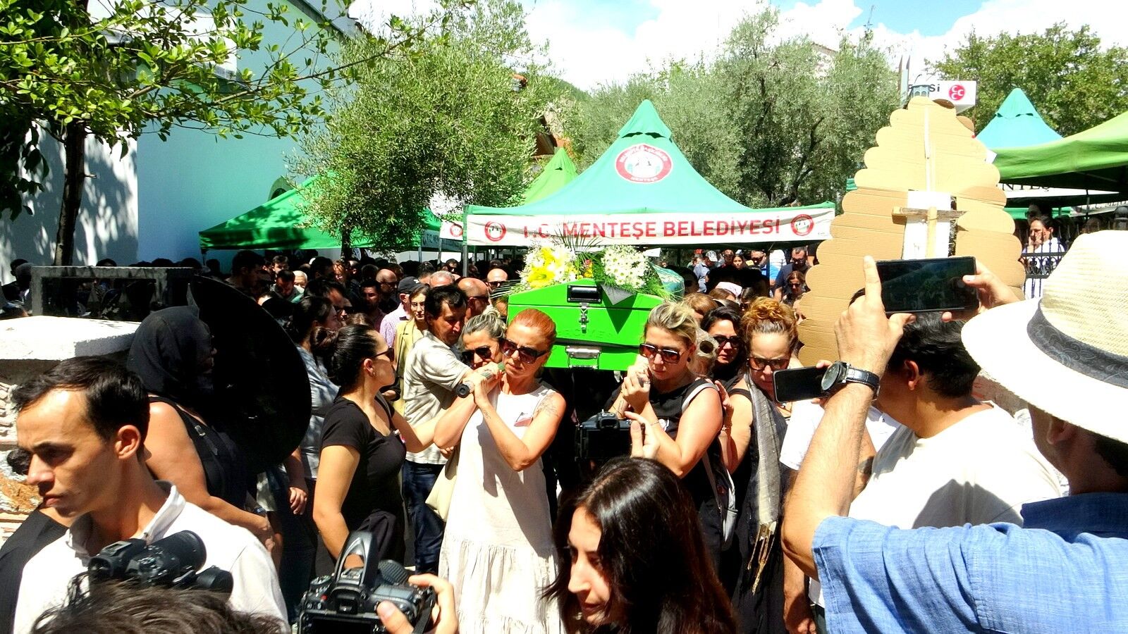 Eşi Tarafından Öldürülen Senem Kıvrık, Son Yolculuğuna Uğurlandı