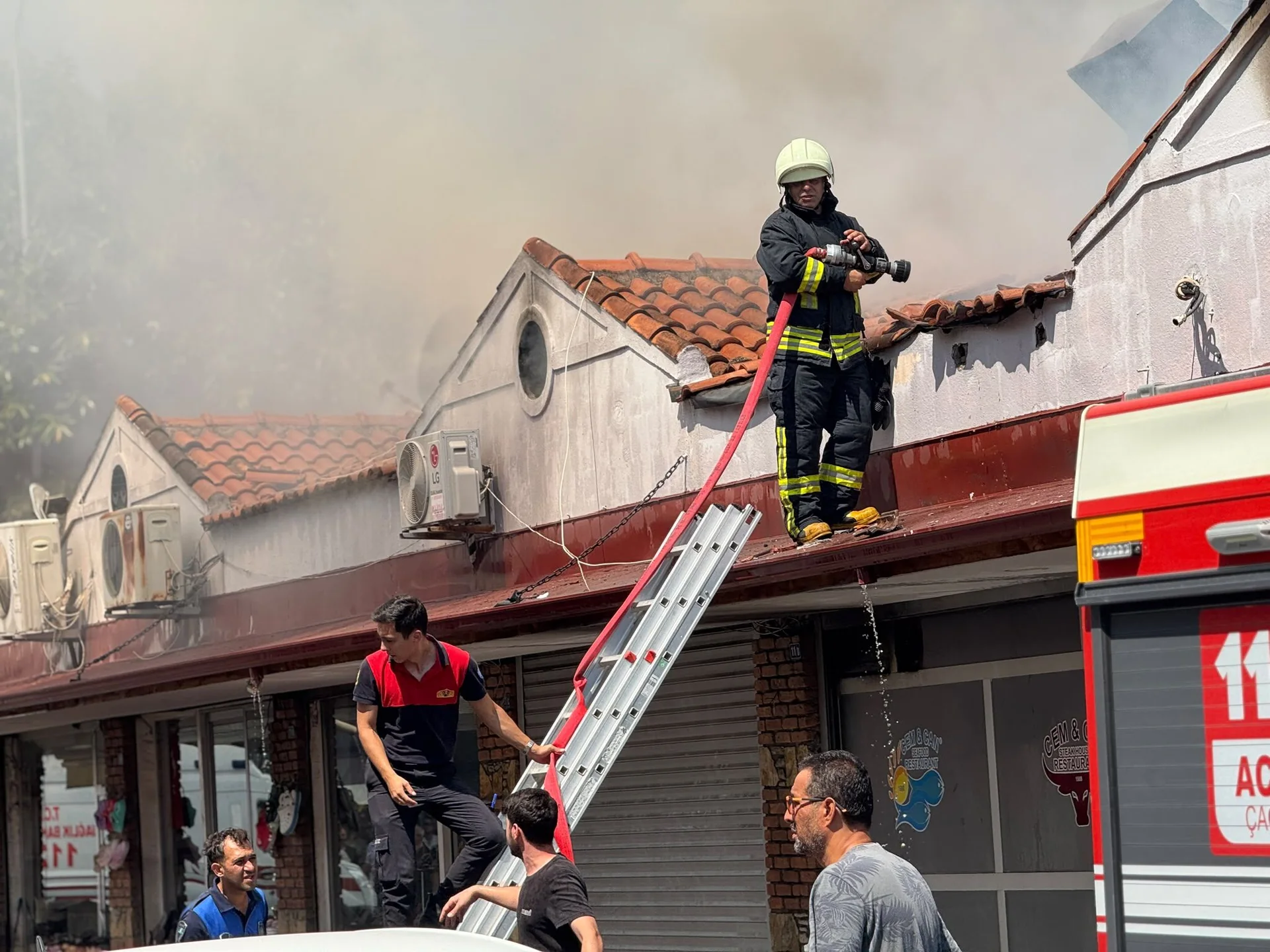 Fethiye Balık Hali’nde Çatı Yangını
