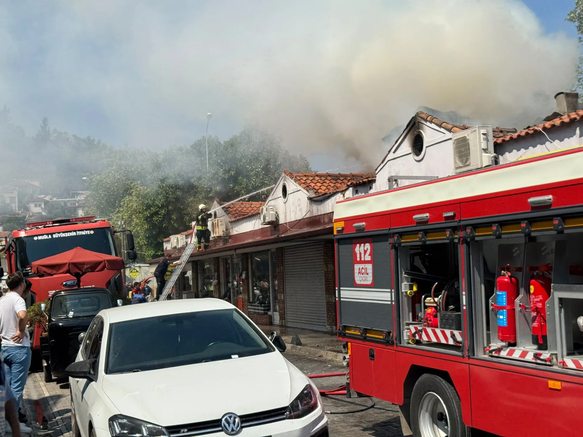 Fethiye Balık Hali’nde Çatı Yangını