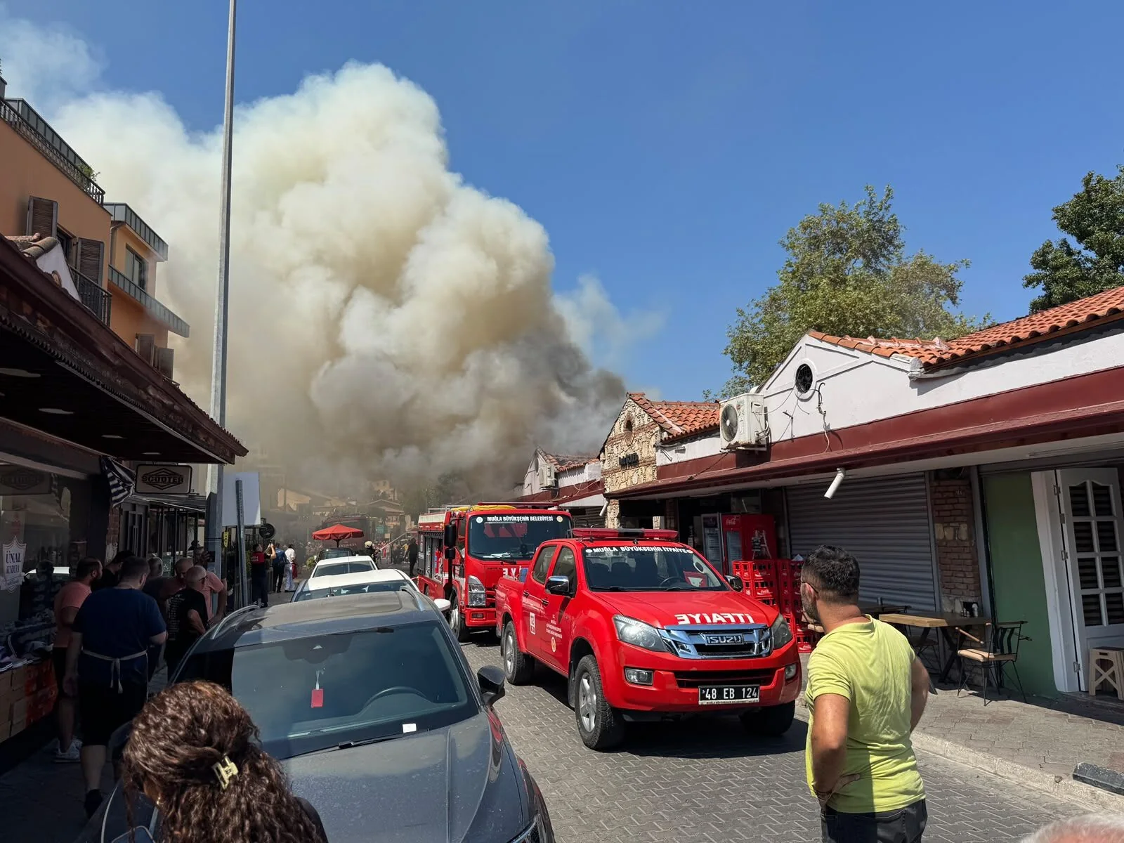Fethiye Balık Hali’nde Çatı Yangını