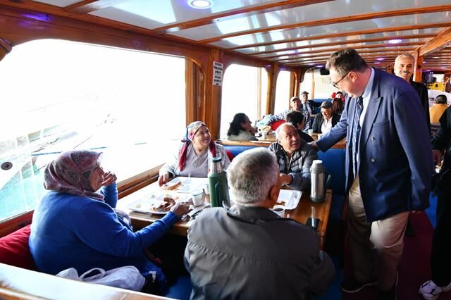 Fethiye Belediyesi’nden Gaziler, Şehit Aileleri ve Emeklilere Tekne Gezisi