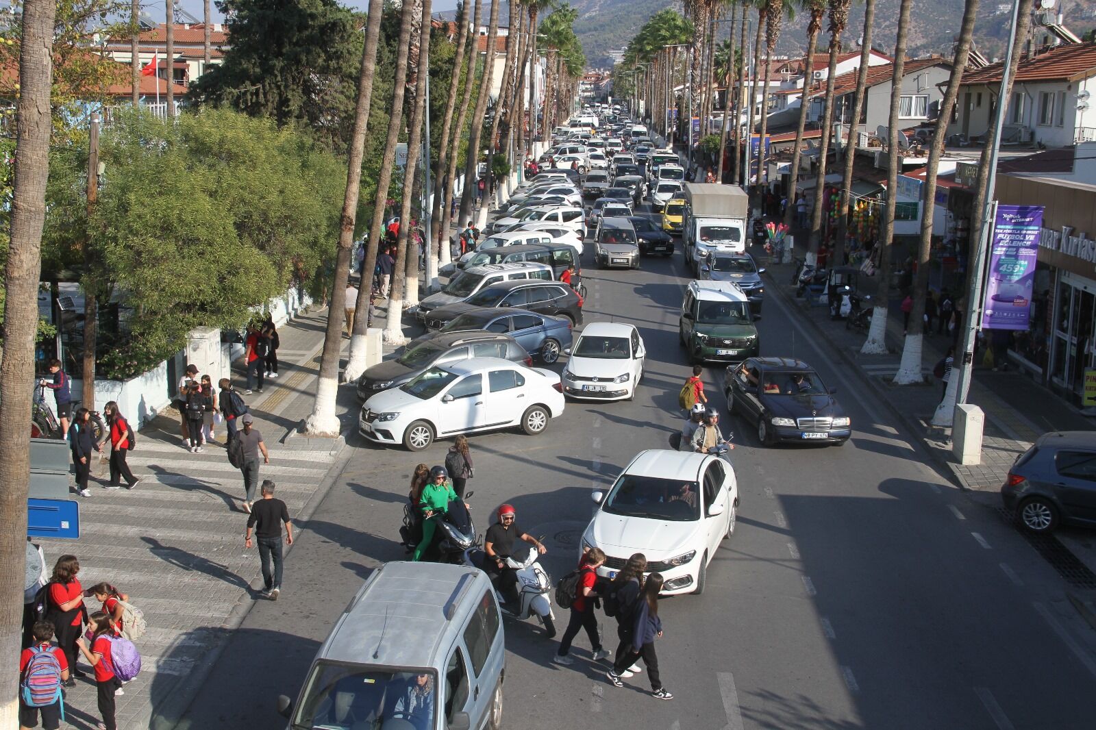 Fethiye Çarşısında Okul Çıkışlarında Trafik Felç Oluyor
