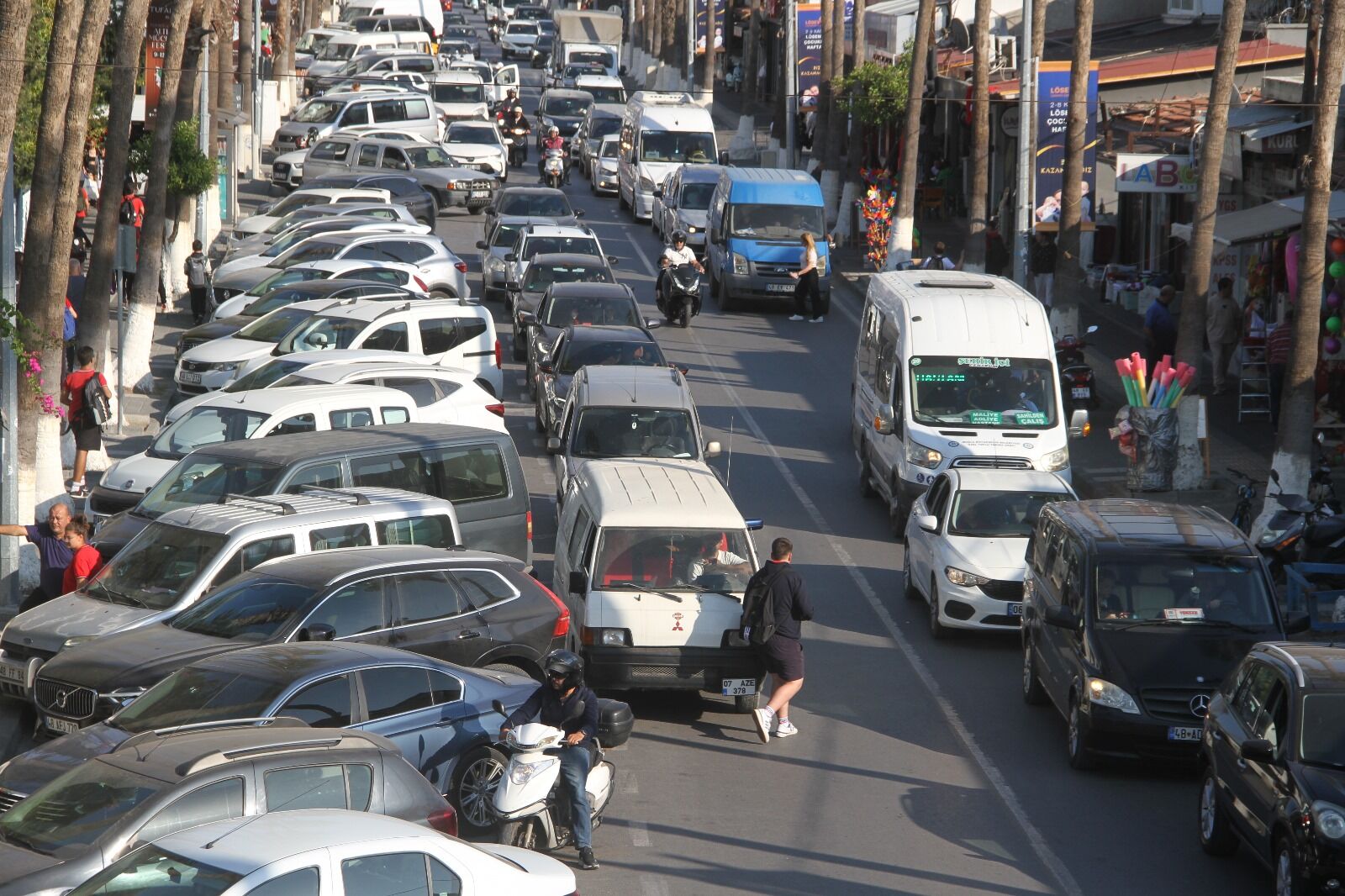 Fethiye Çarşısında Okul Çıkışlarında Trafik Felç Oluyor