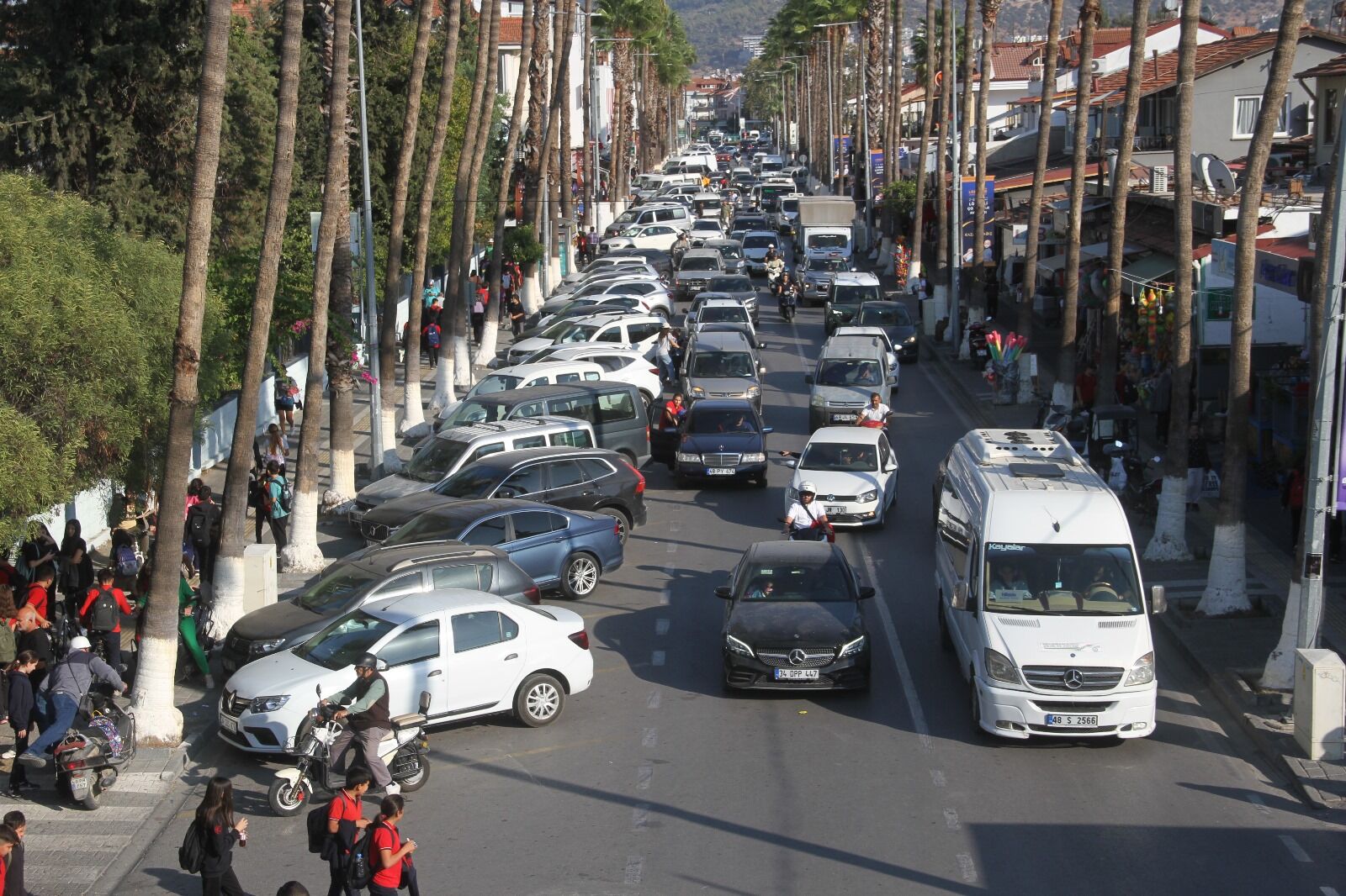 Fethiye Çarşısında Okul Çıkışlarında Trafik Felç Oluyor