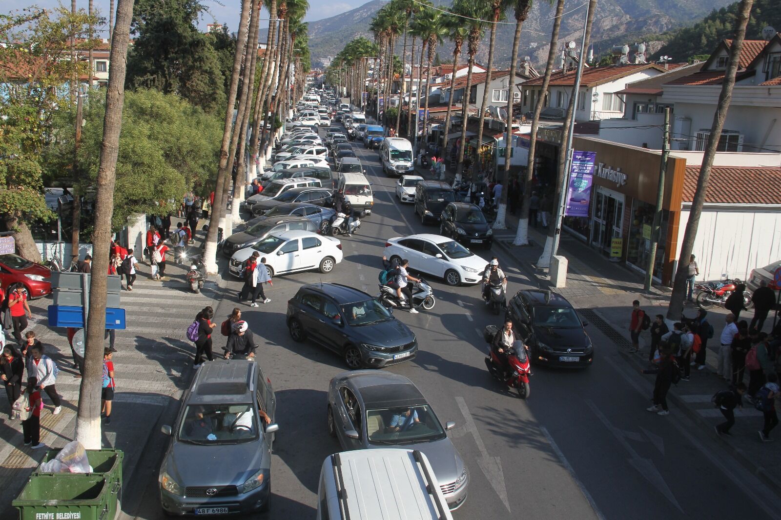 Fethiye Çarşısında Okul Çıkışlarında Trafik Felç Oluyor