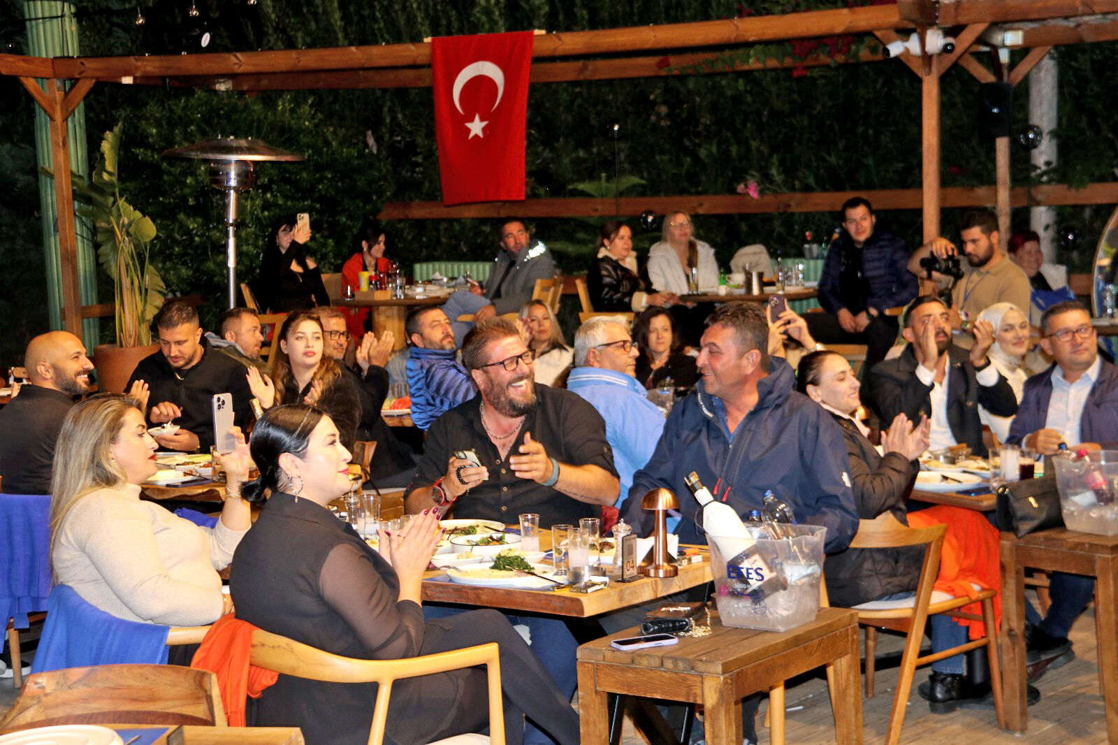 Karadenizli Şarkıcı Resul Dindar, Hayal Kahvesi’nde Sevenleriyle Buluştu