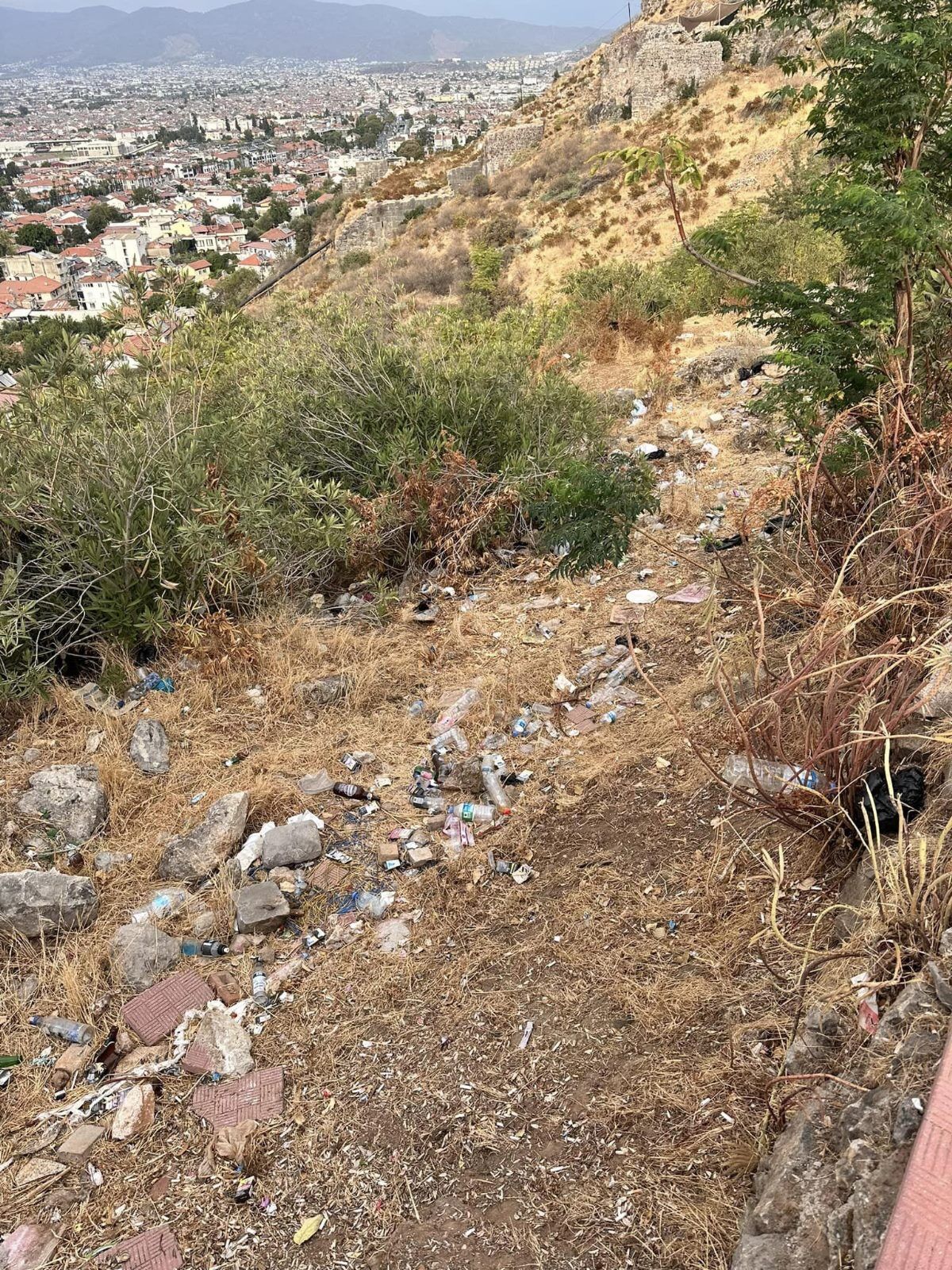 Fethiye Kalesi'nin Etrafındaki Çevre Kirliliği Tepki Çekti