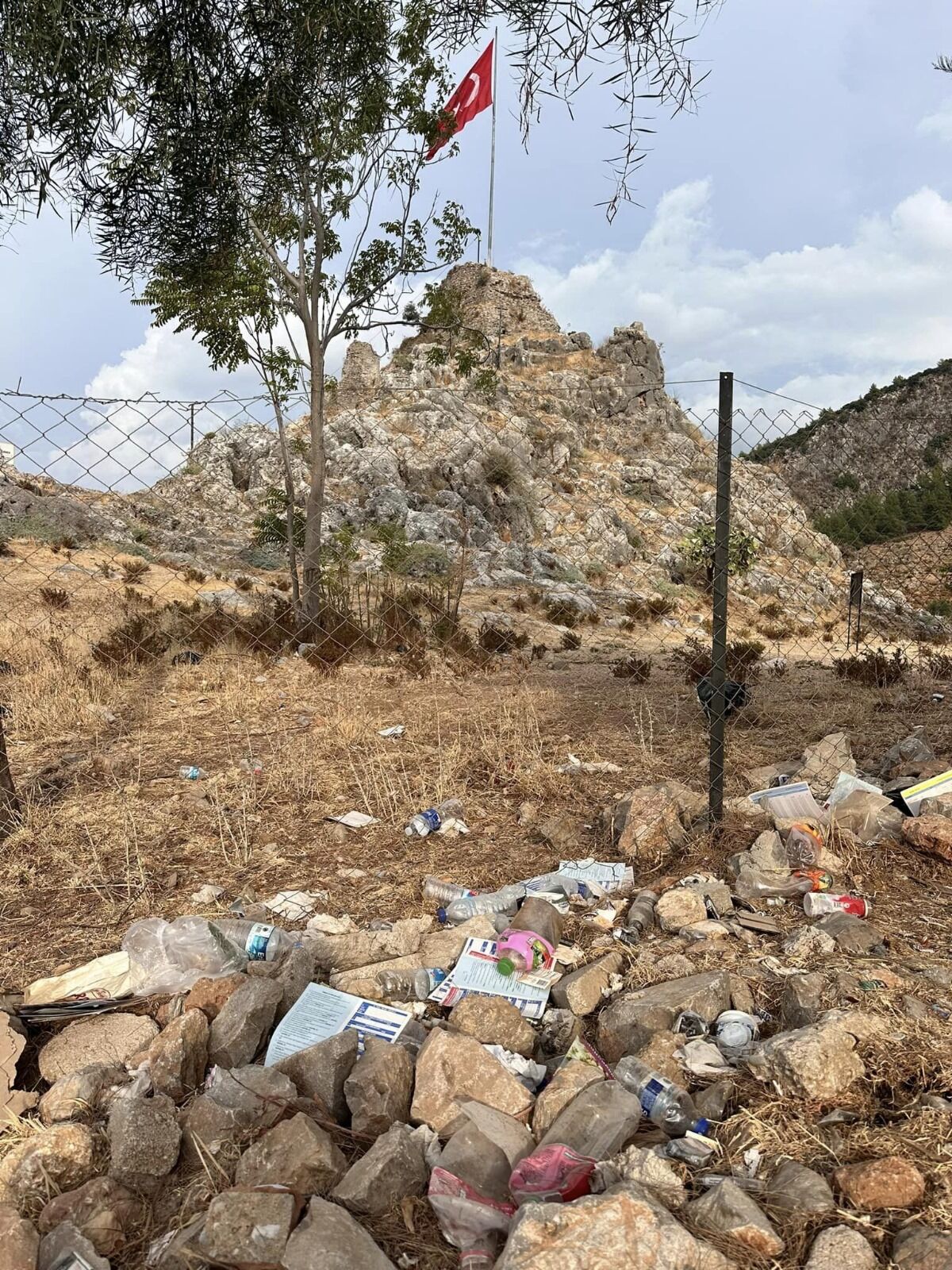 Fethiye Kalesi'nin Etrafındaki Çevre Kirliliği Tepki Çekti