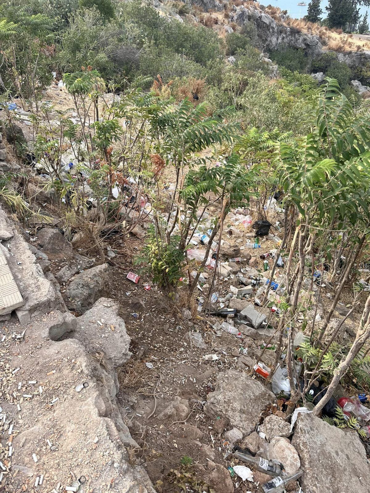 Fethiye Kalesi'nin Etrafındaki Çevre Kirliliği Tepki Çekti