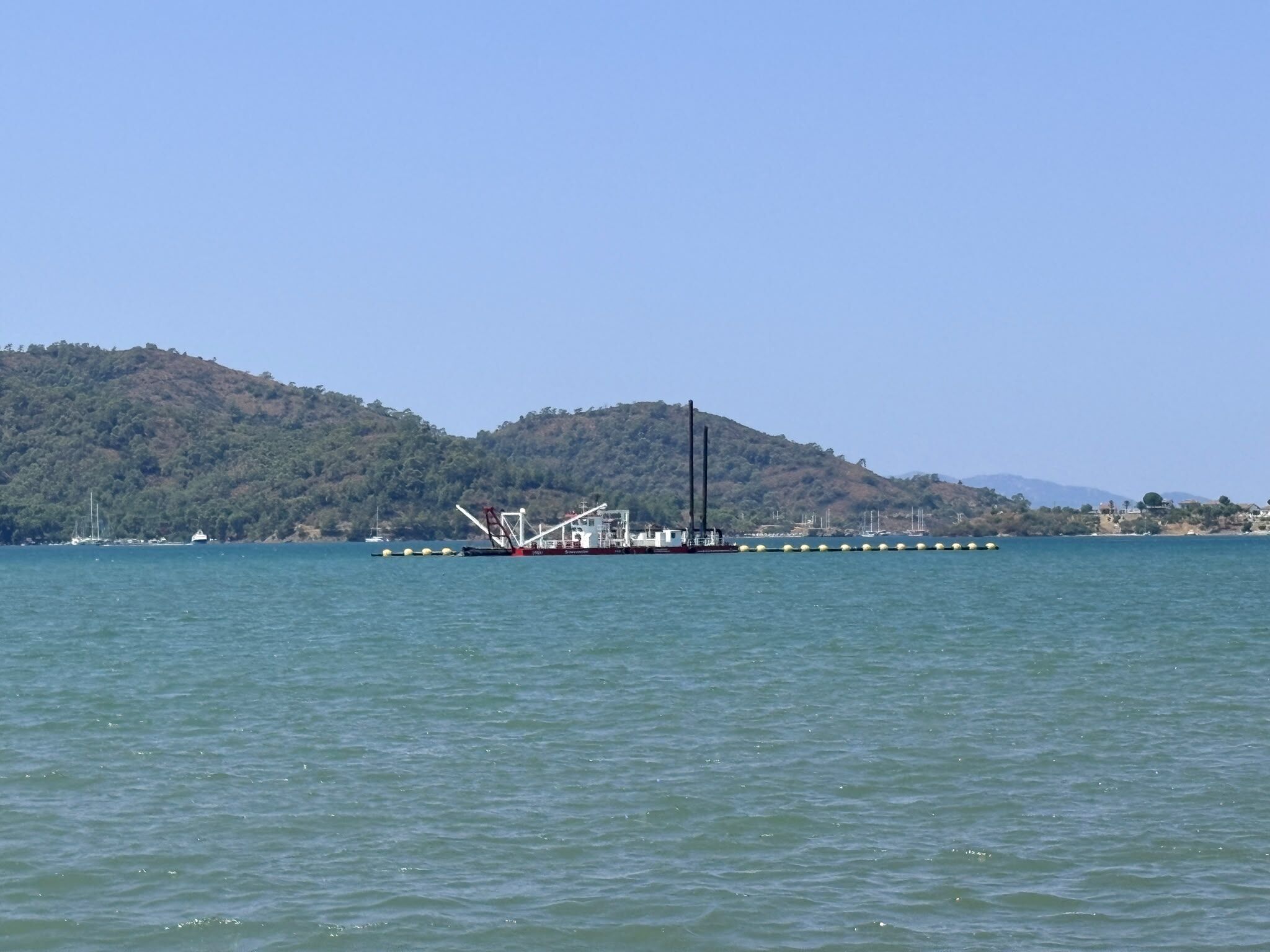 Fethiye Körfezi’nde Dikkat Çeken Tekne Dip Çamuru Temizliği İçin mi Geldi?