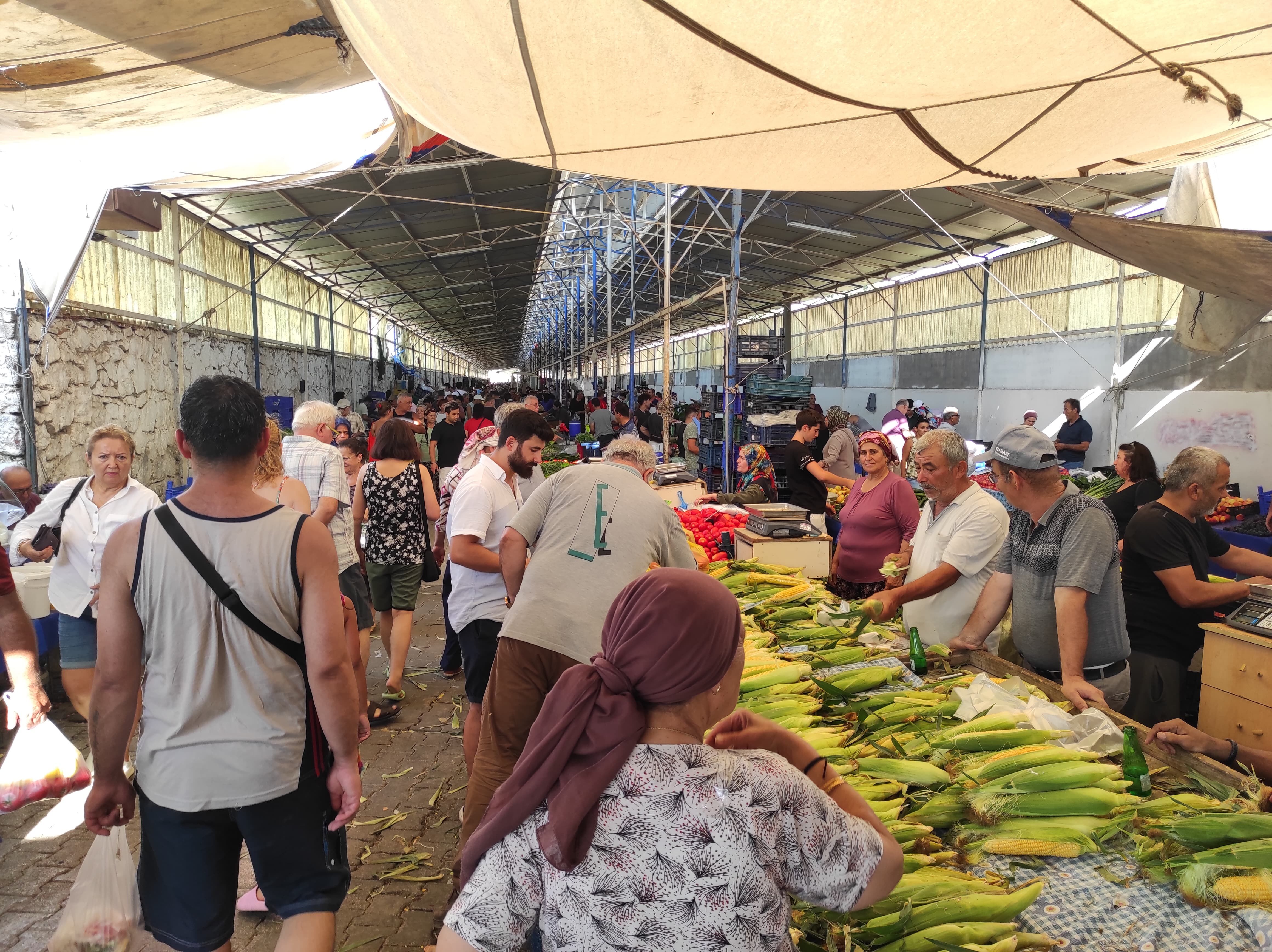 Fethiye Salı Pazarı Akşam Saatlerinde Hareketlendi