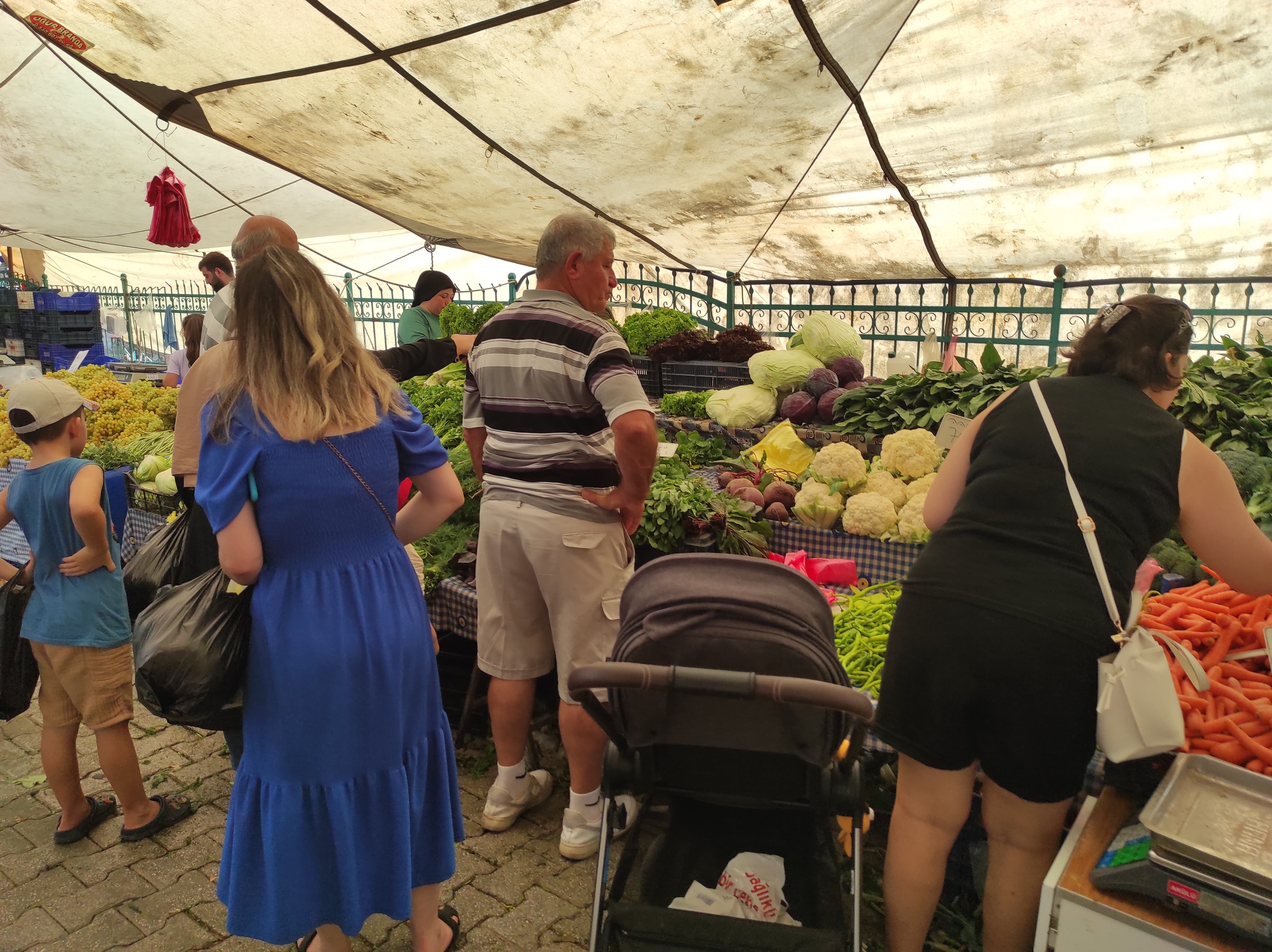 Fethiye Salı Pazarı Akşam Saatlerinde Hareketlendi