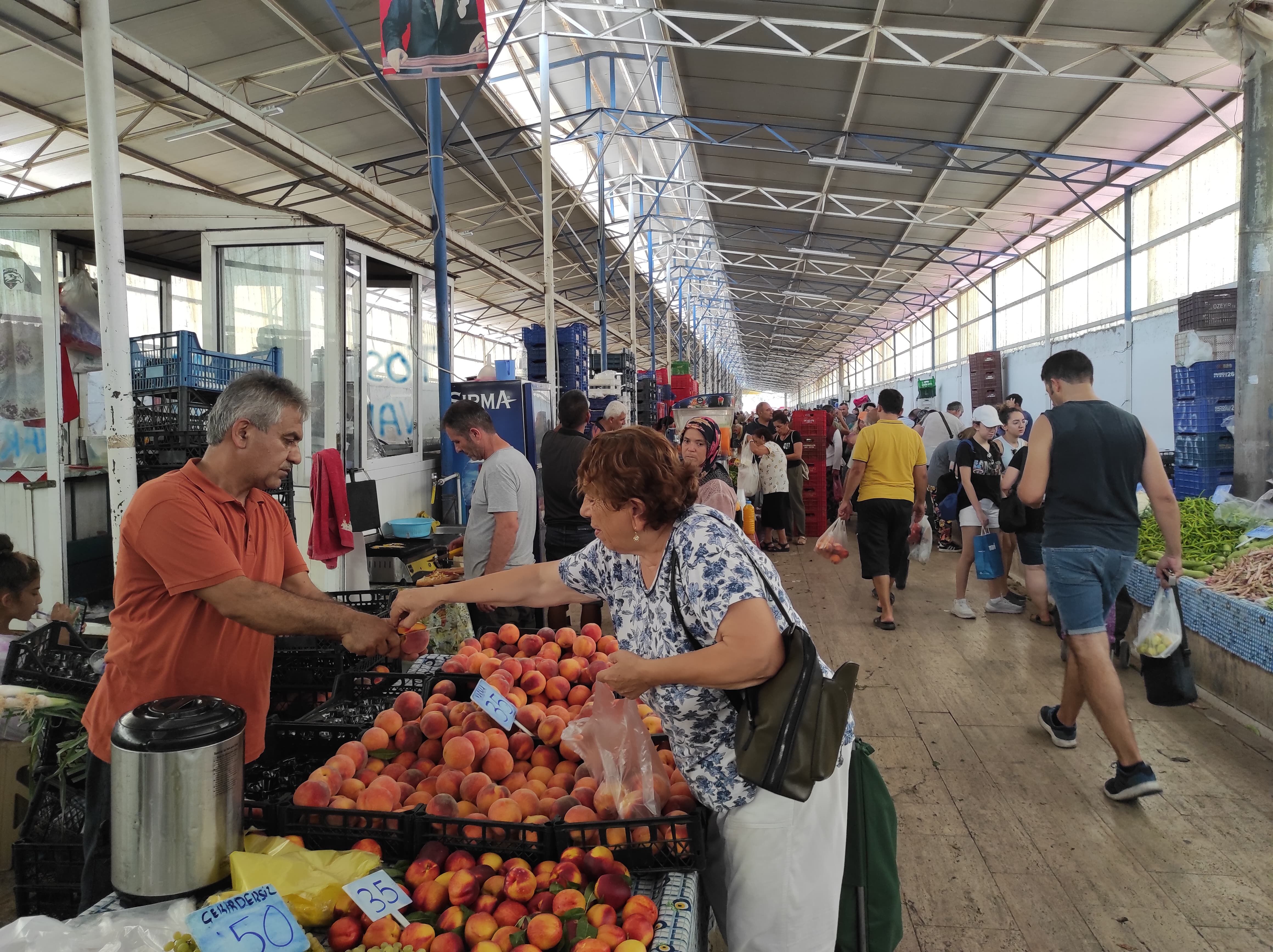 Fethiye Salı Pazarı Akşam Saatlerinde Hareketlendi